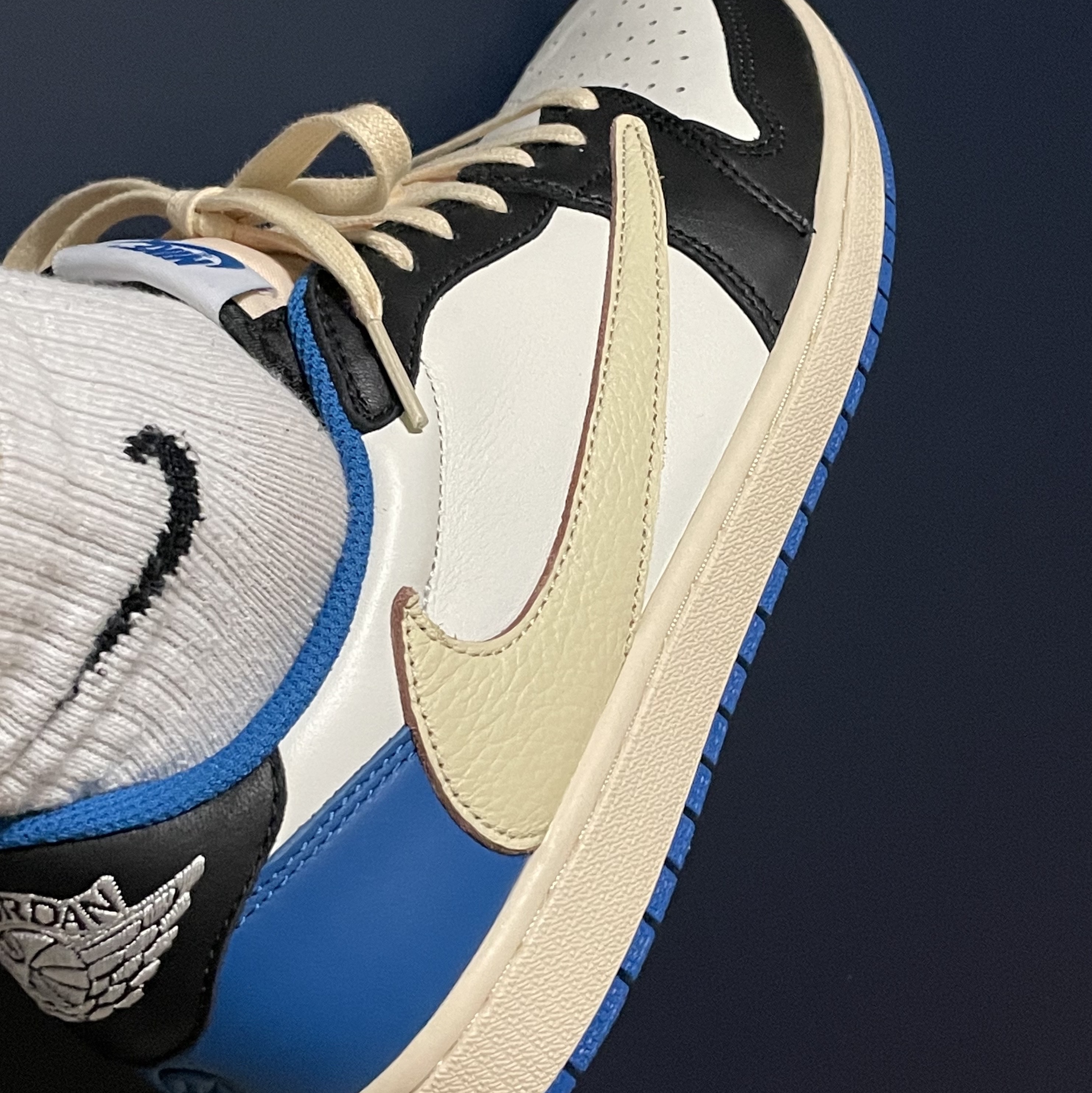 Jordan 1 x Travis Scott x Fragment Retro Low OG SP Military Blue 착용 스타일 - 2