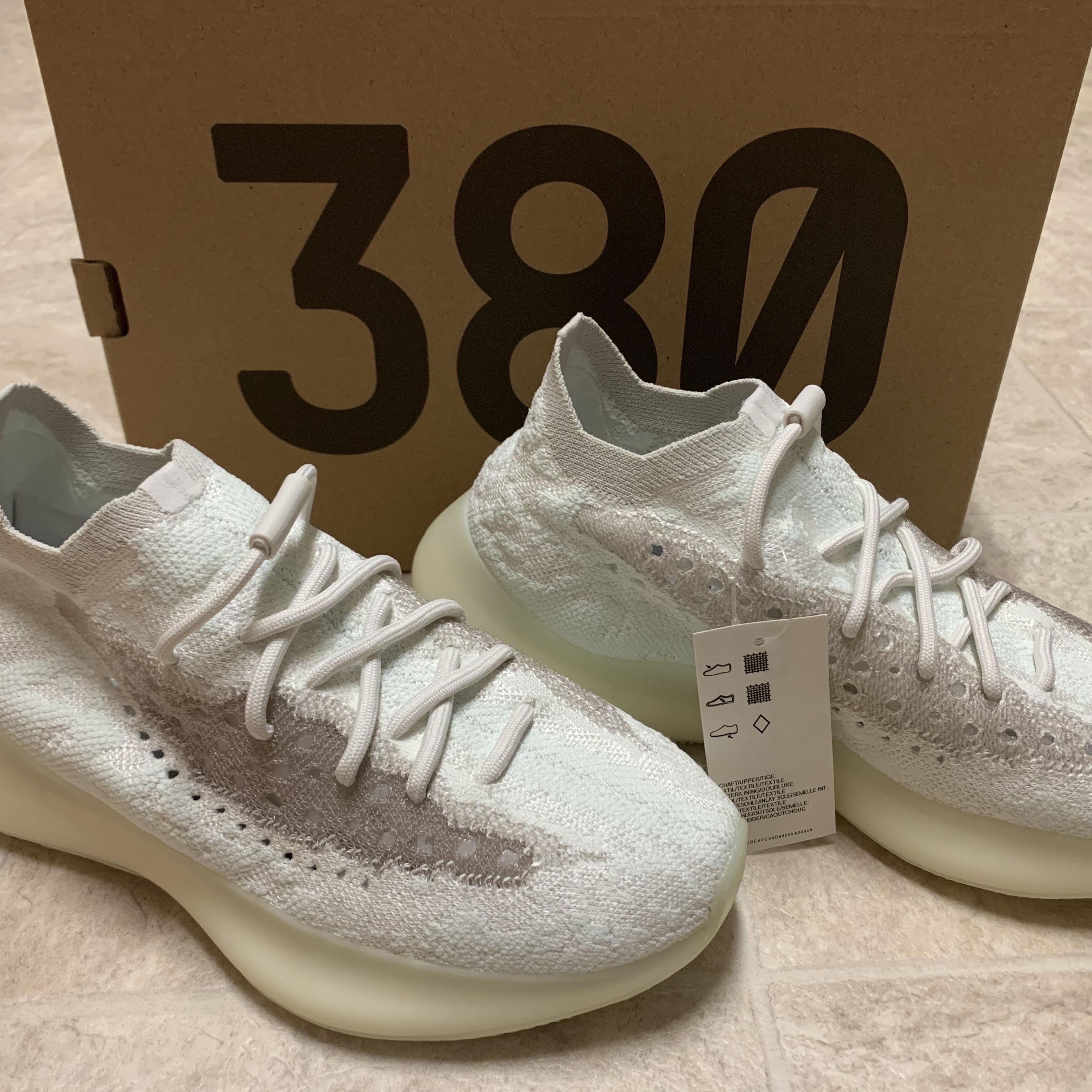 Adidas Yeezy Boost 380 Calcite Glow 착용 스타일