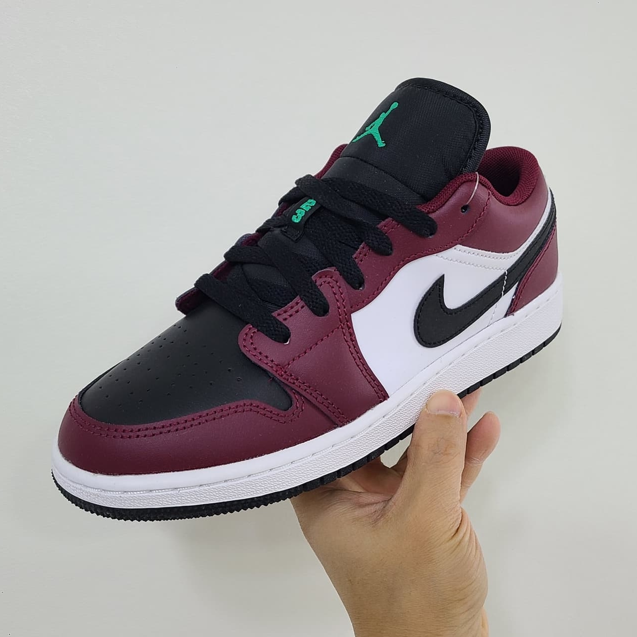 (GS) Jordan 1 Low SE Dark Beetroot Roma Green 착용 스타일 - 1