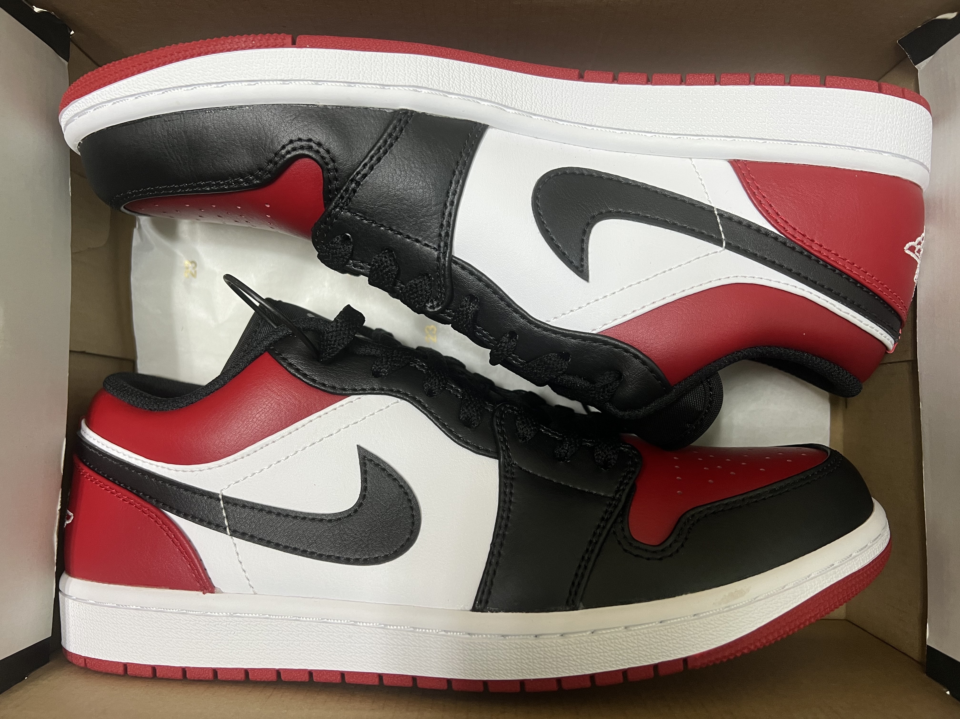 Jordan 1 Low Bred Toe 착용 스타일 - 3