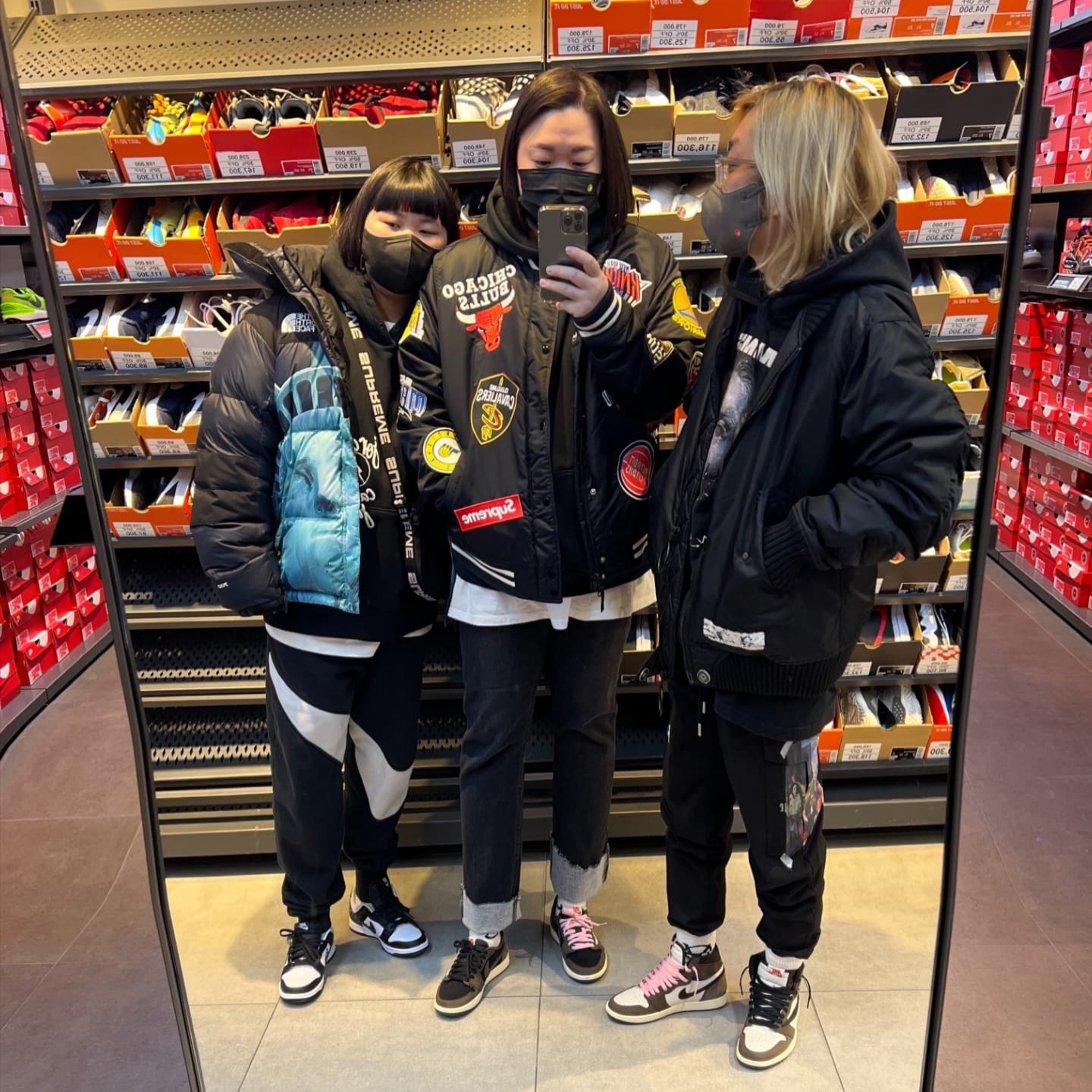 (W) Nike Dunk Low Essential Black Paisley, Jordan 1 x Travis Scott Retro Low OG SP Mocha 착용 스타일 - 1