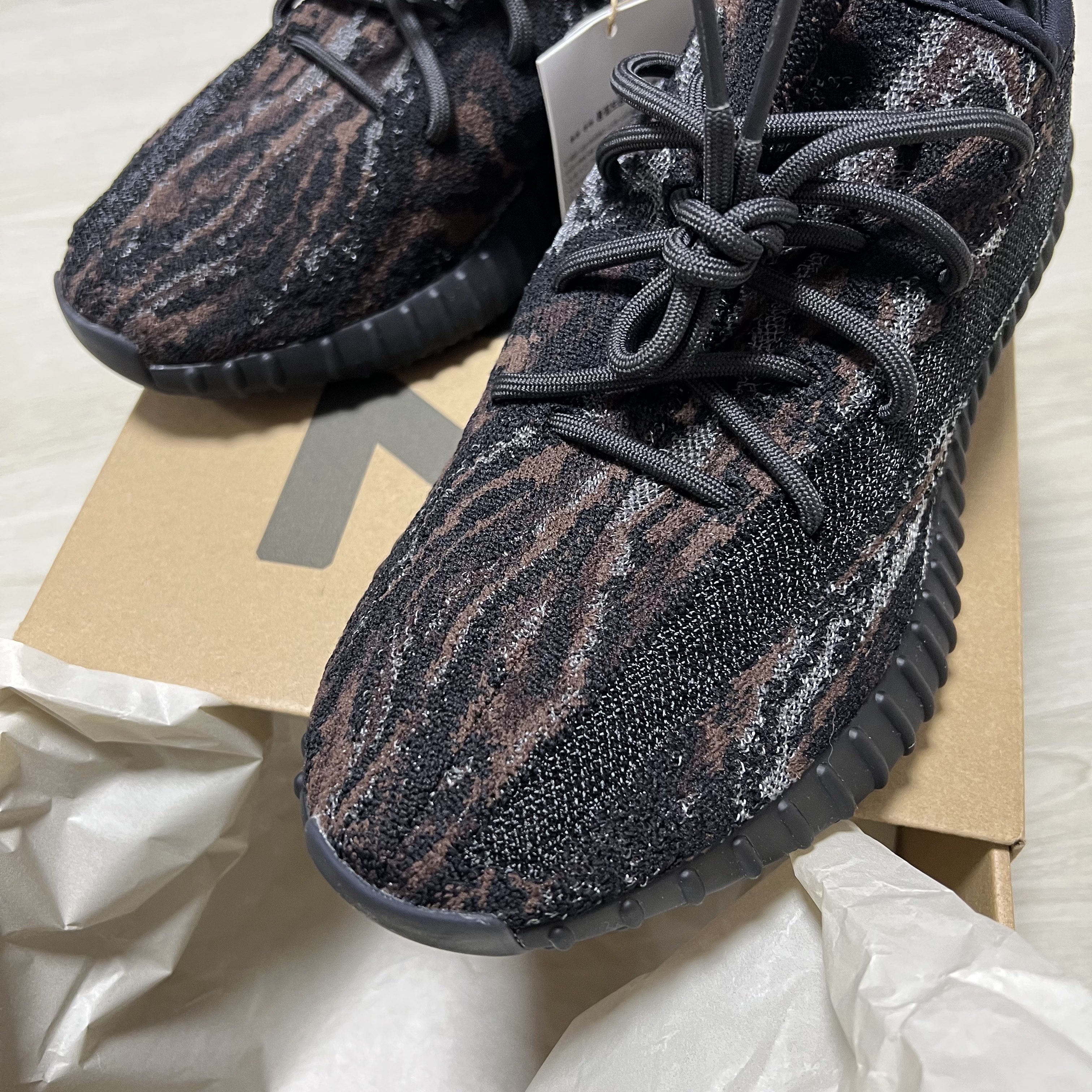 Adidas Yeezy Boost 350 V2 MX Rock 착용 스타일 - 4