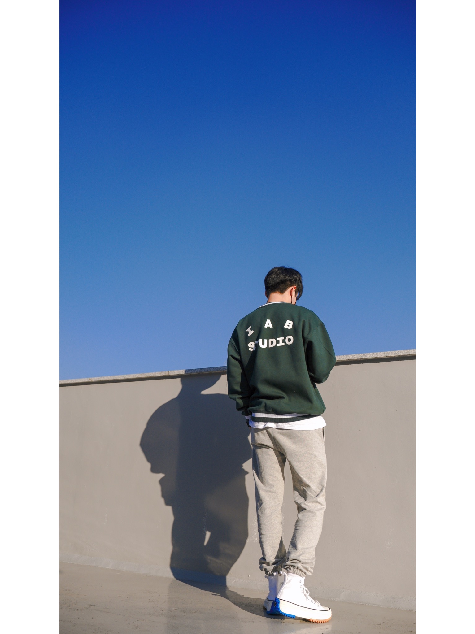 Converse x JW Anderson Run Star Hike Hi White, IAB Studio x Yonex Sweatshirt Green 착용 스타일 - 5