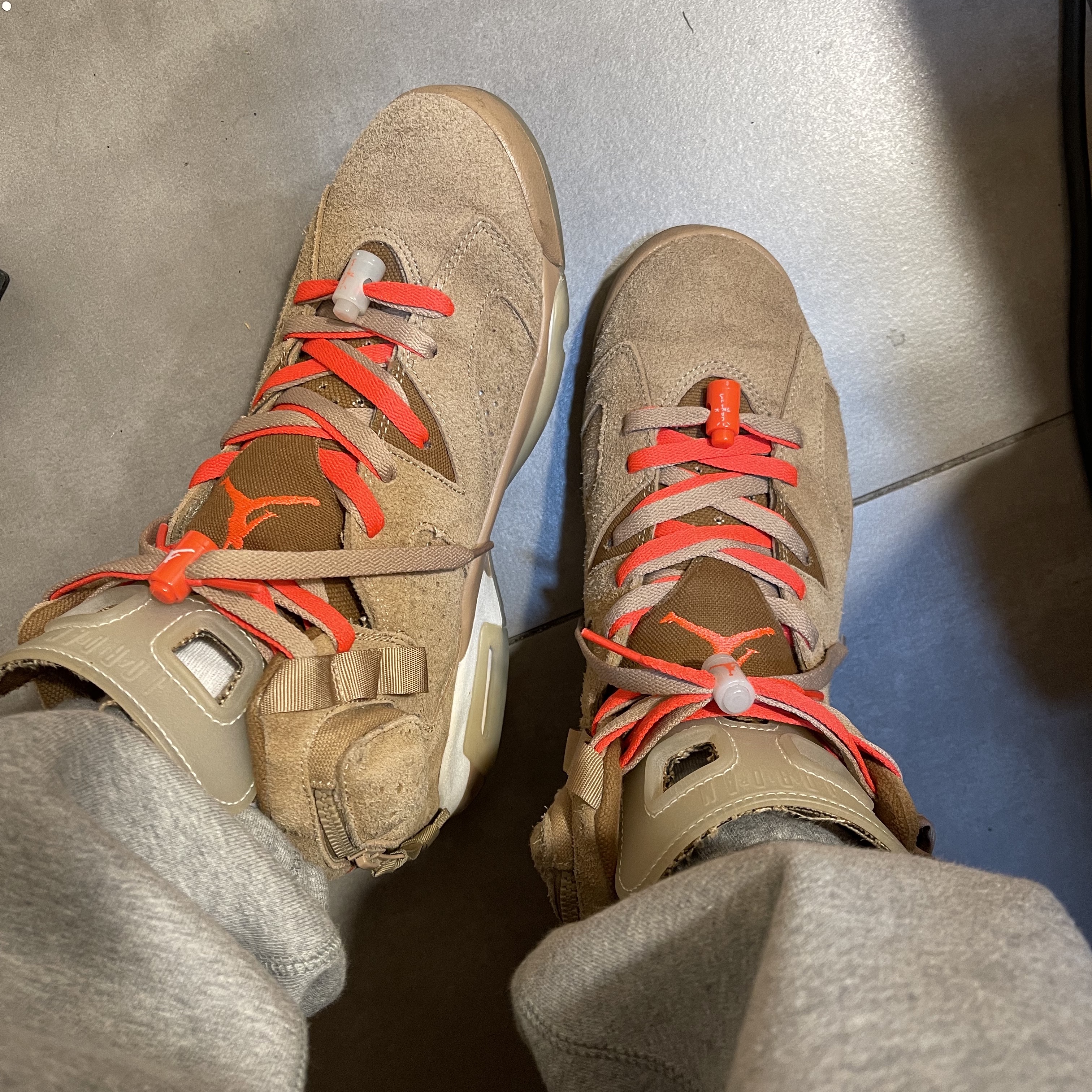 Jordan 6 x Travis Scott Retro SP British Khaki, Nike NRG Solo Swoosh Fleece Pants Dark Grey Heather - US/EU 착용 스타일