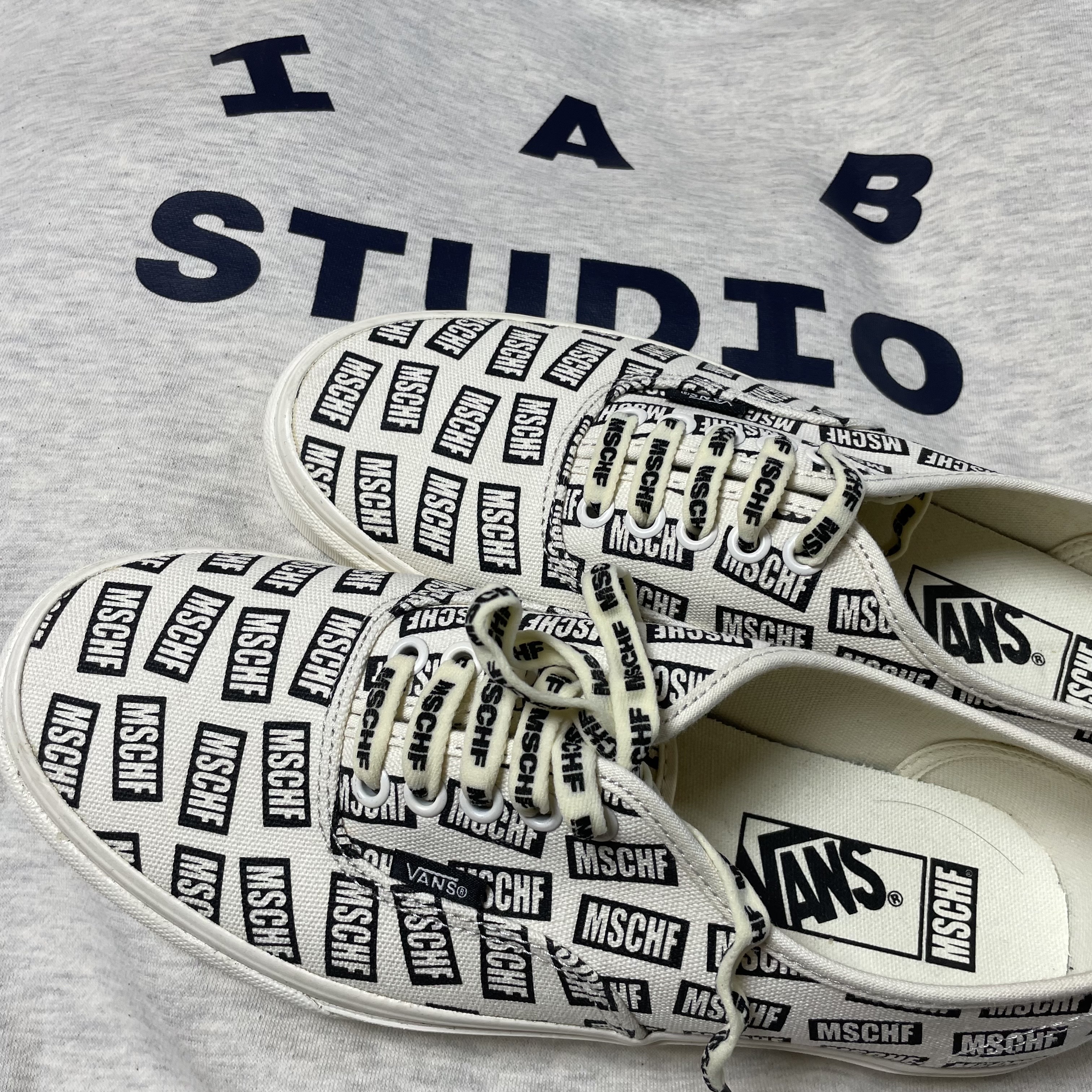 IAB Studio Sweatshirt Oatmeal Navy 착용 스타일
