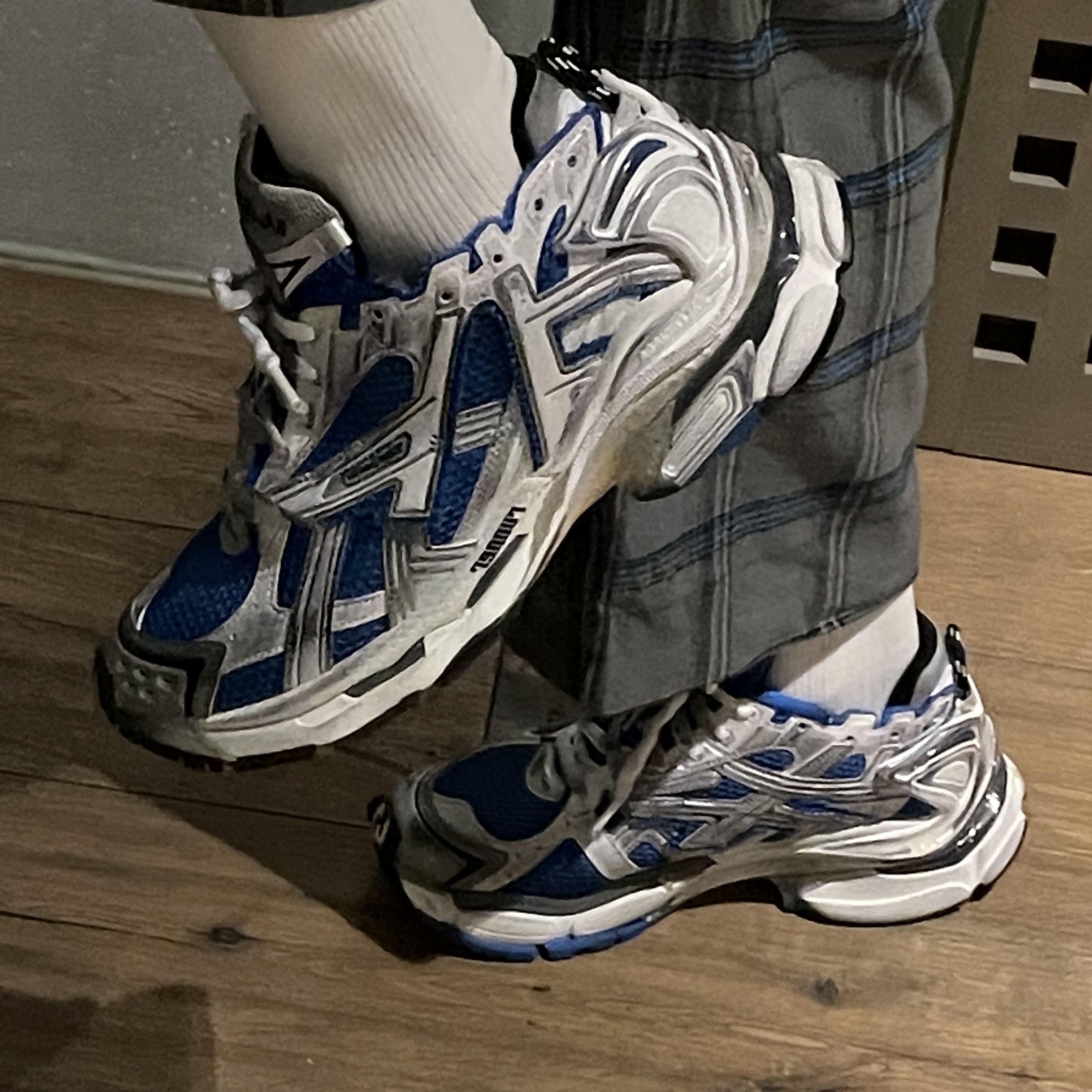 Balenciaga Runner Sneakers Blue White 착용 스타일 - 2