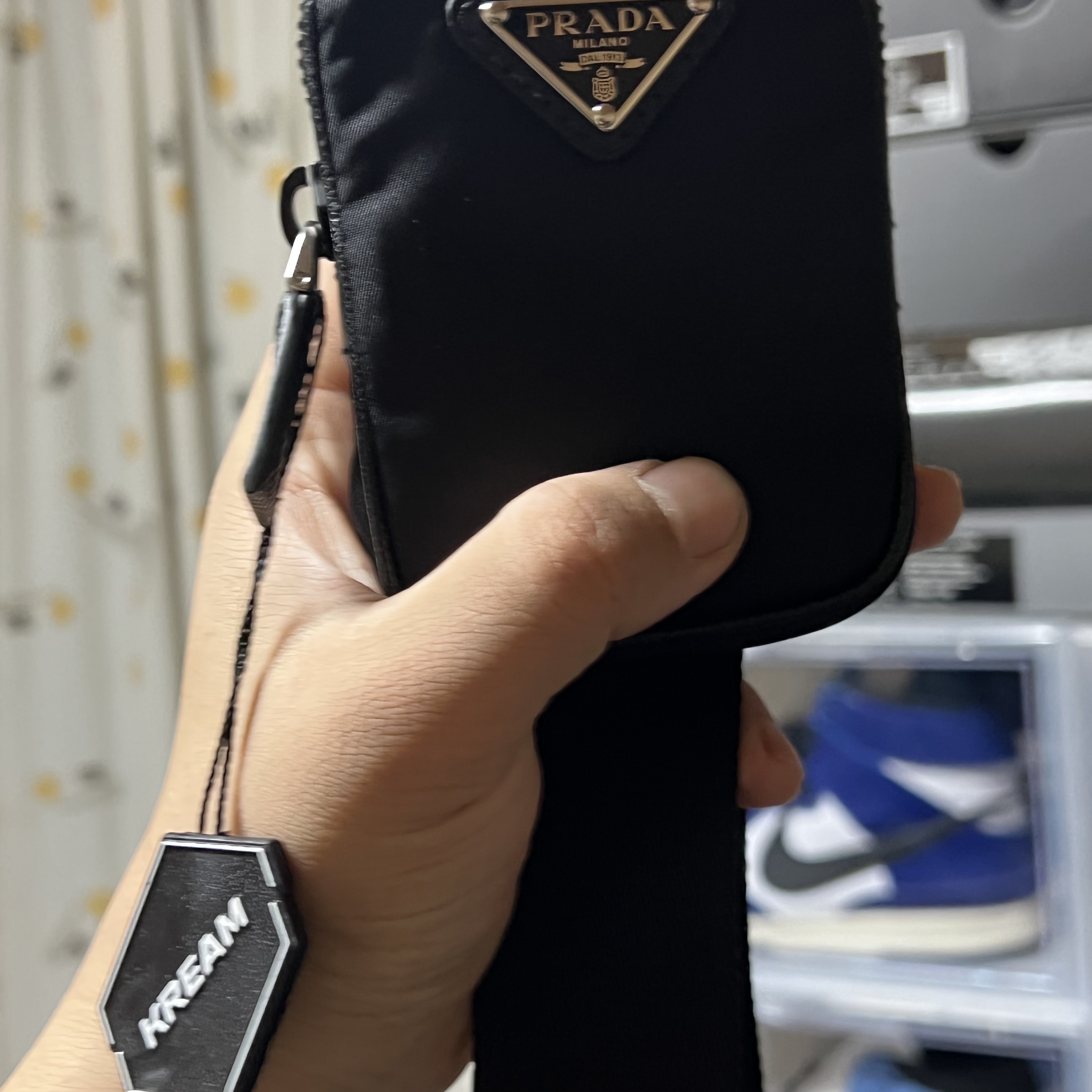 Prada Re-Nylon and Saffiano Leather Shoulder Bag Black 착용 스타일 - 3