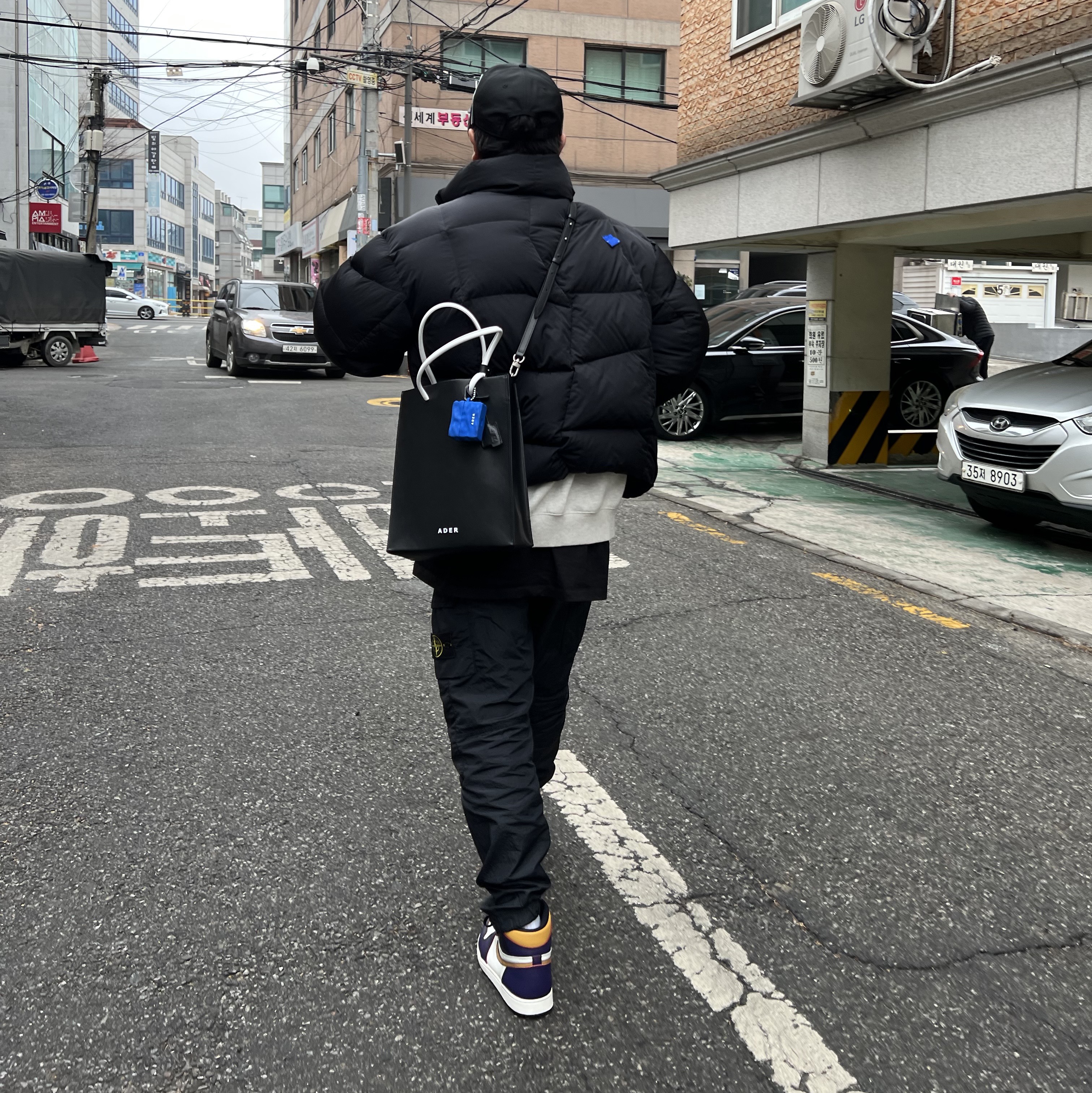 Casetify x Ader Error AirPods Pro Case, Jordan 1 Retro High OG Defiant SB LA to Chicago 착용 스타일