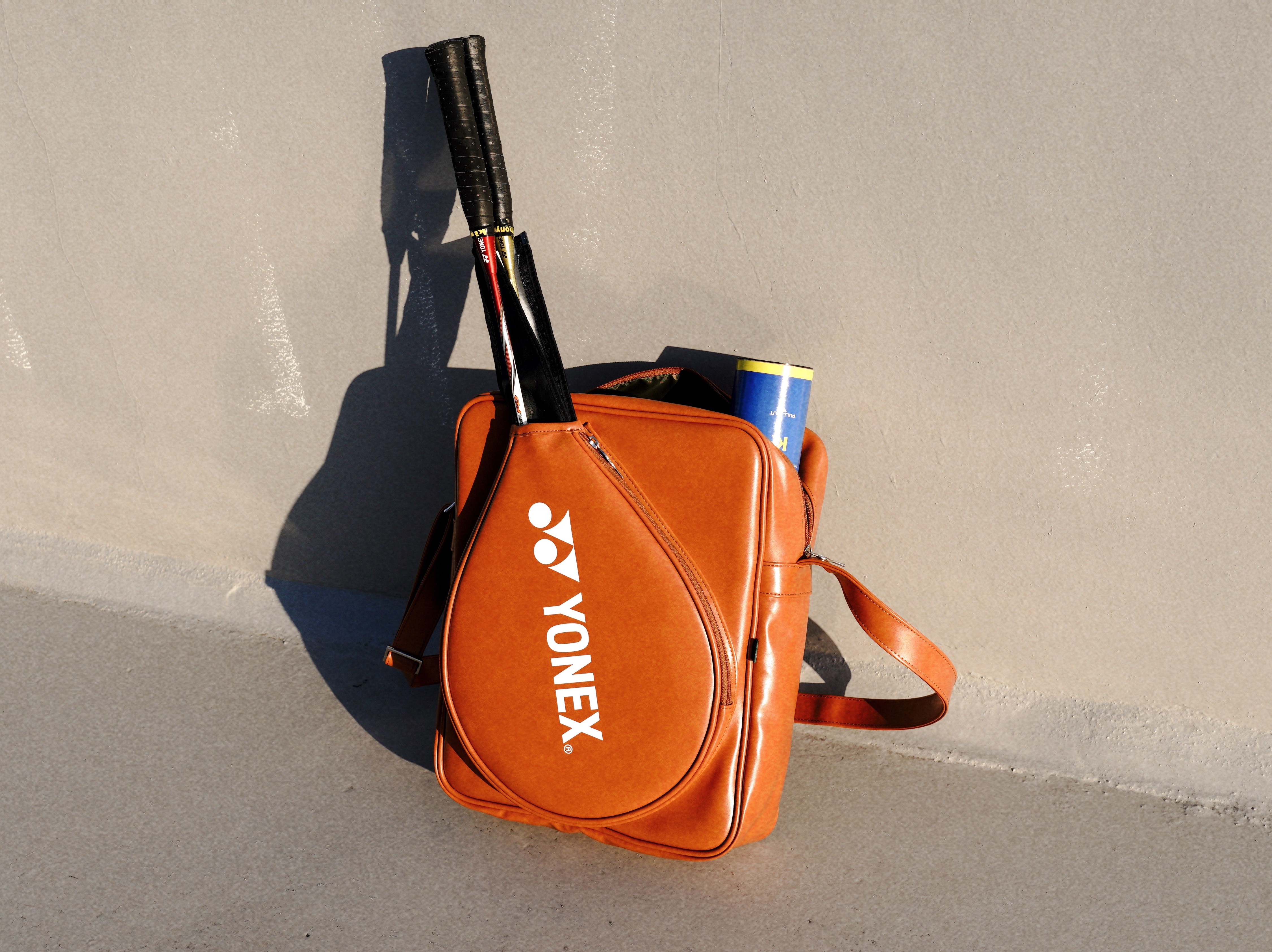 IAB Studio x Yonex Racquet Bag Caramel 착용 스타일 - 2