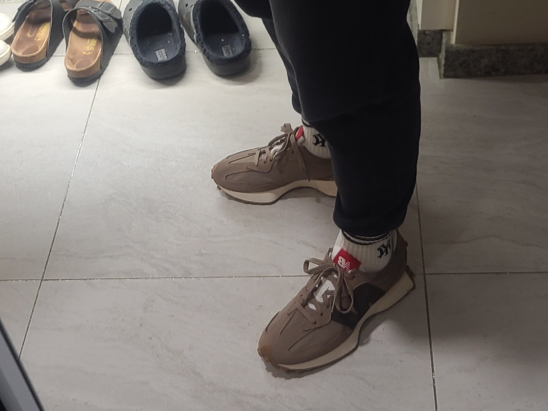 New Balance 327 Beige 착용 스타일 - 1