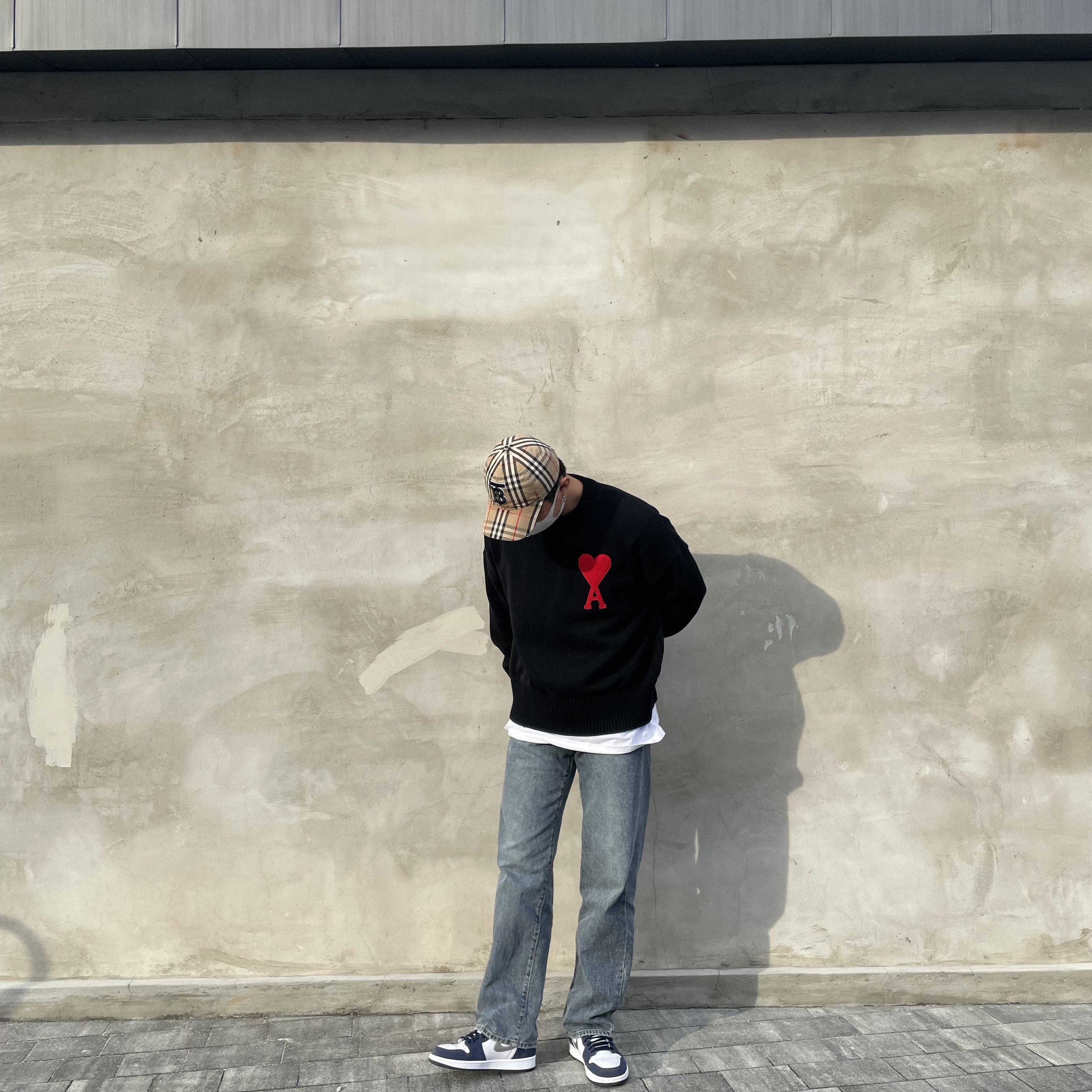 Burberry Monogram Motif Icon Stripe Cotton Baseball Cap Archive Beige, Jordan 1 Retro High OG CO.JP Midnight Navy 착용 스타일