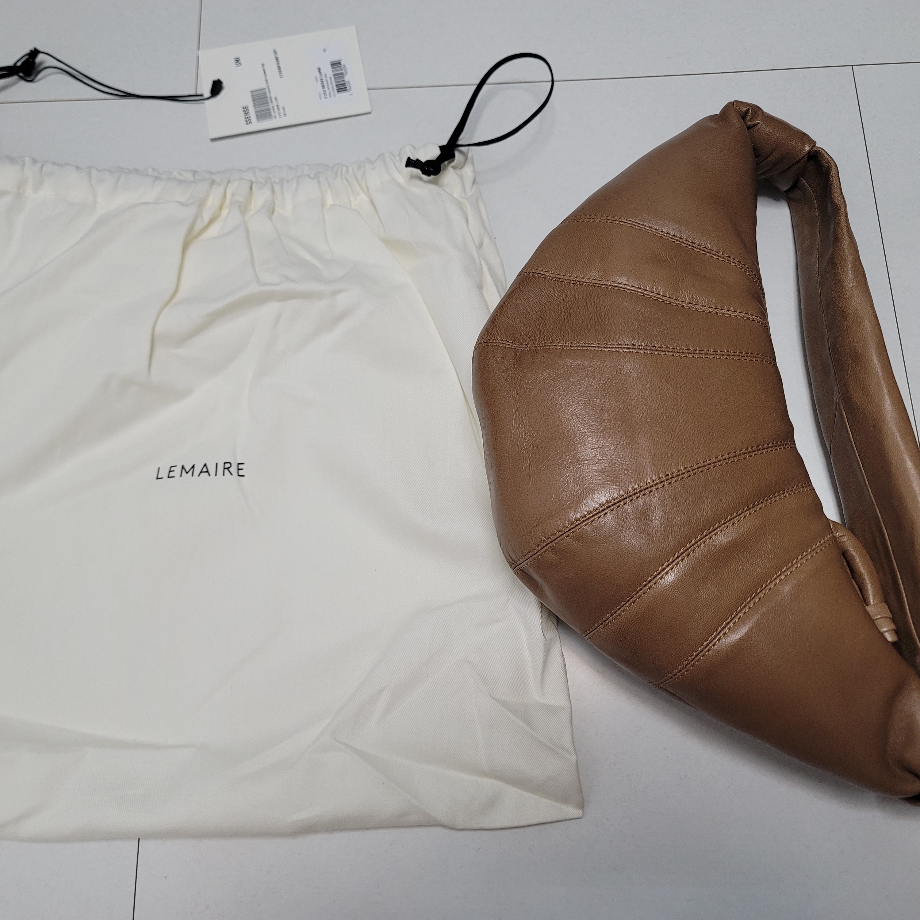Lemaire Small Croissant Bag Soft Nappa Leather Safari Brown - Ssense Exclusive 착용 스타일