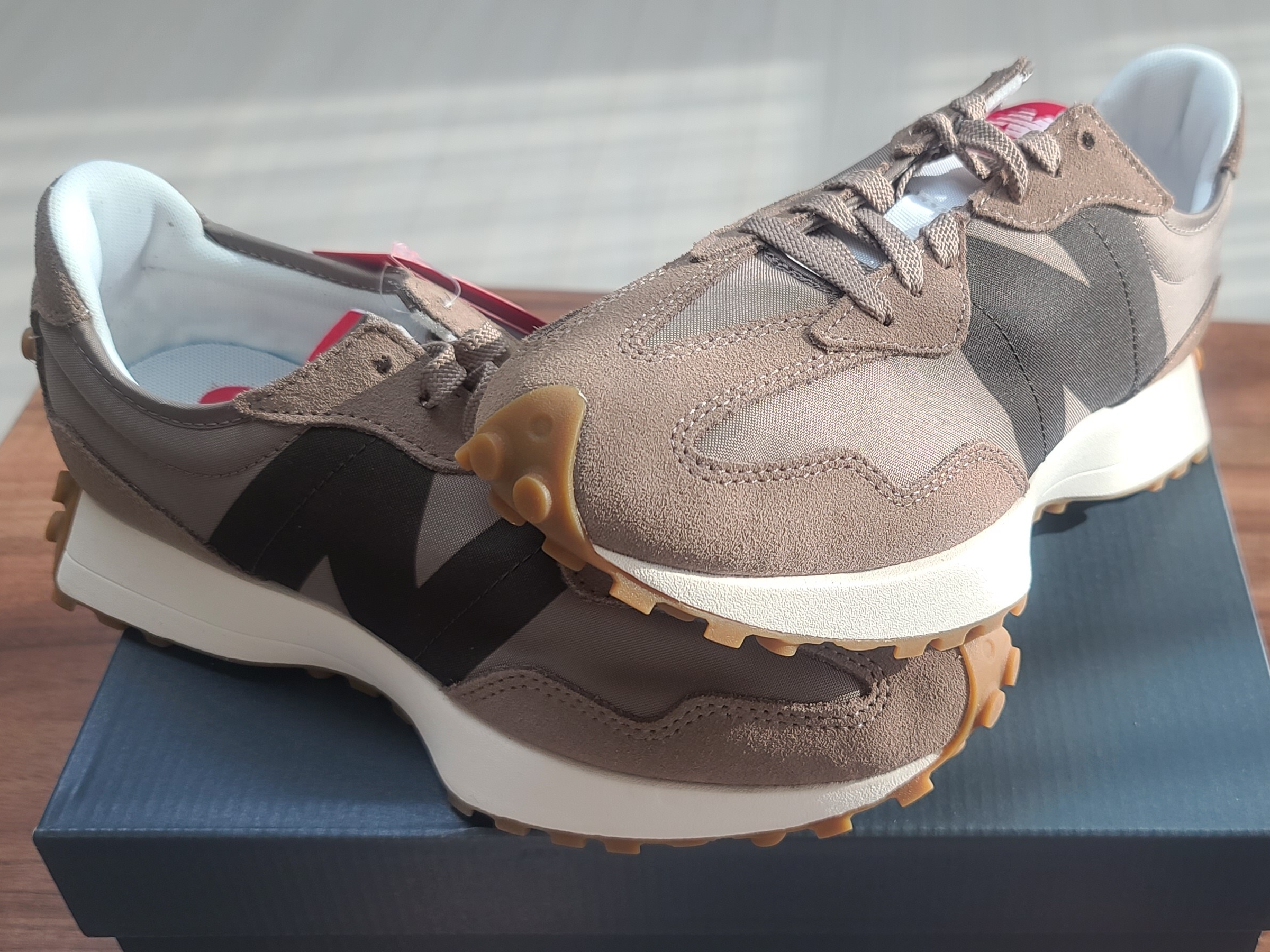 New Balance 327 Beige 착용 스타일 - 2