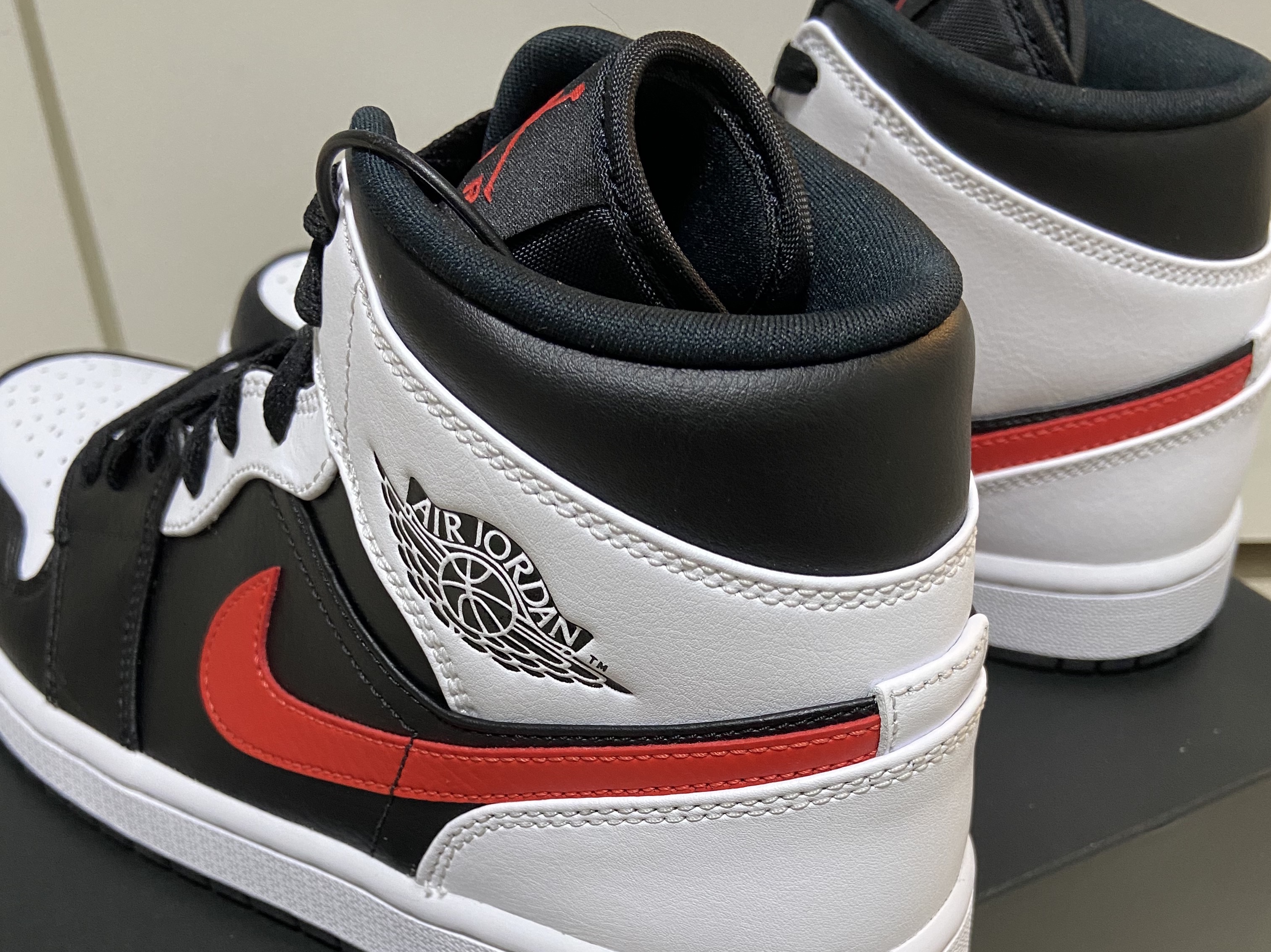 Jordan 1 Mid Black Chile Red 착용 스타일 - 5