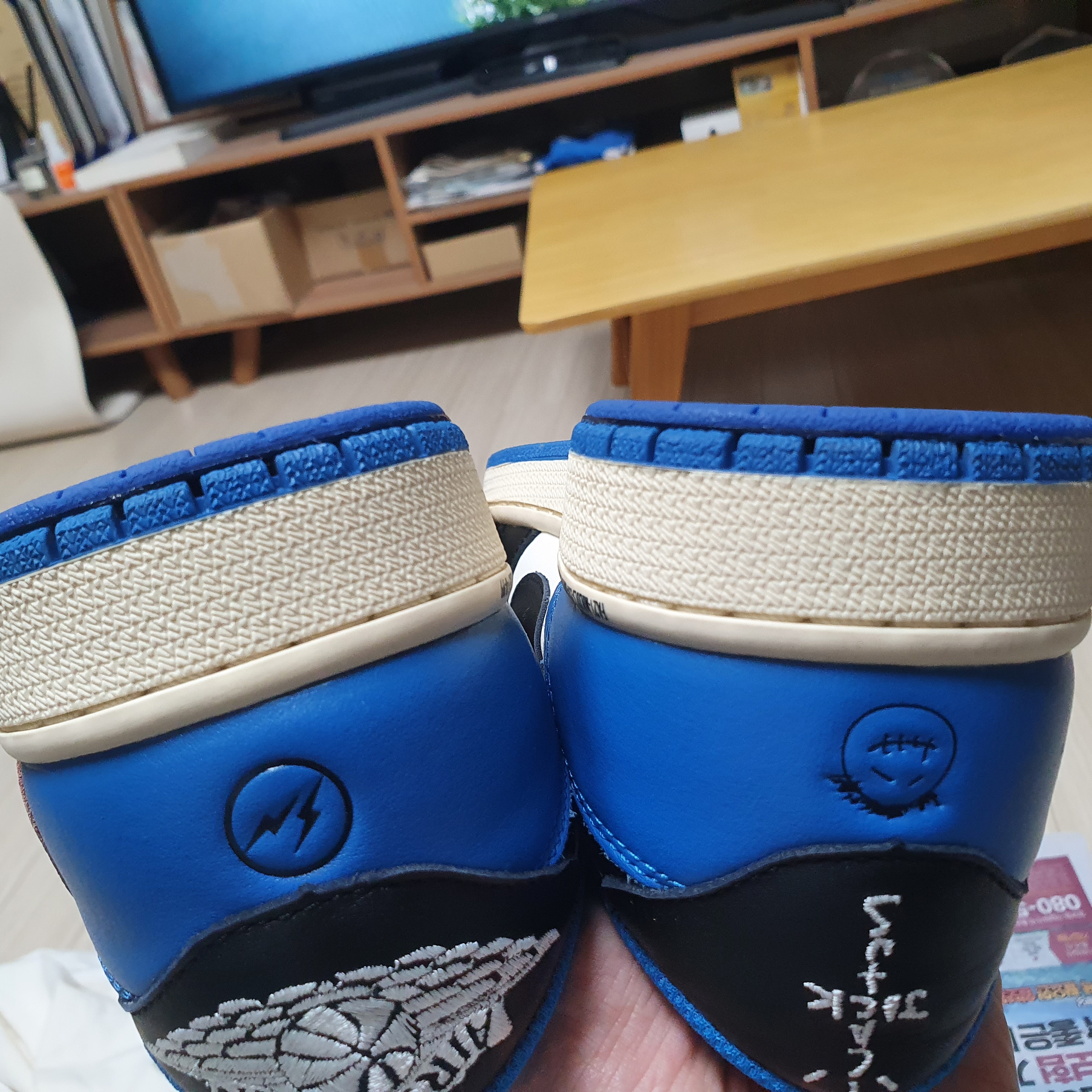Jordan 1 x Travis Scott x Fragment Retro Low OG SP Military Blue, Jordan 1 x Travis Scott Retro Low OG SP Mocha 착용 스타일 - 2