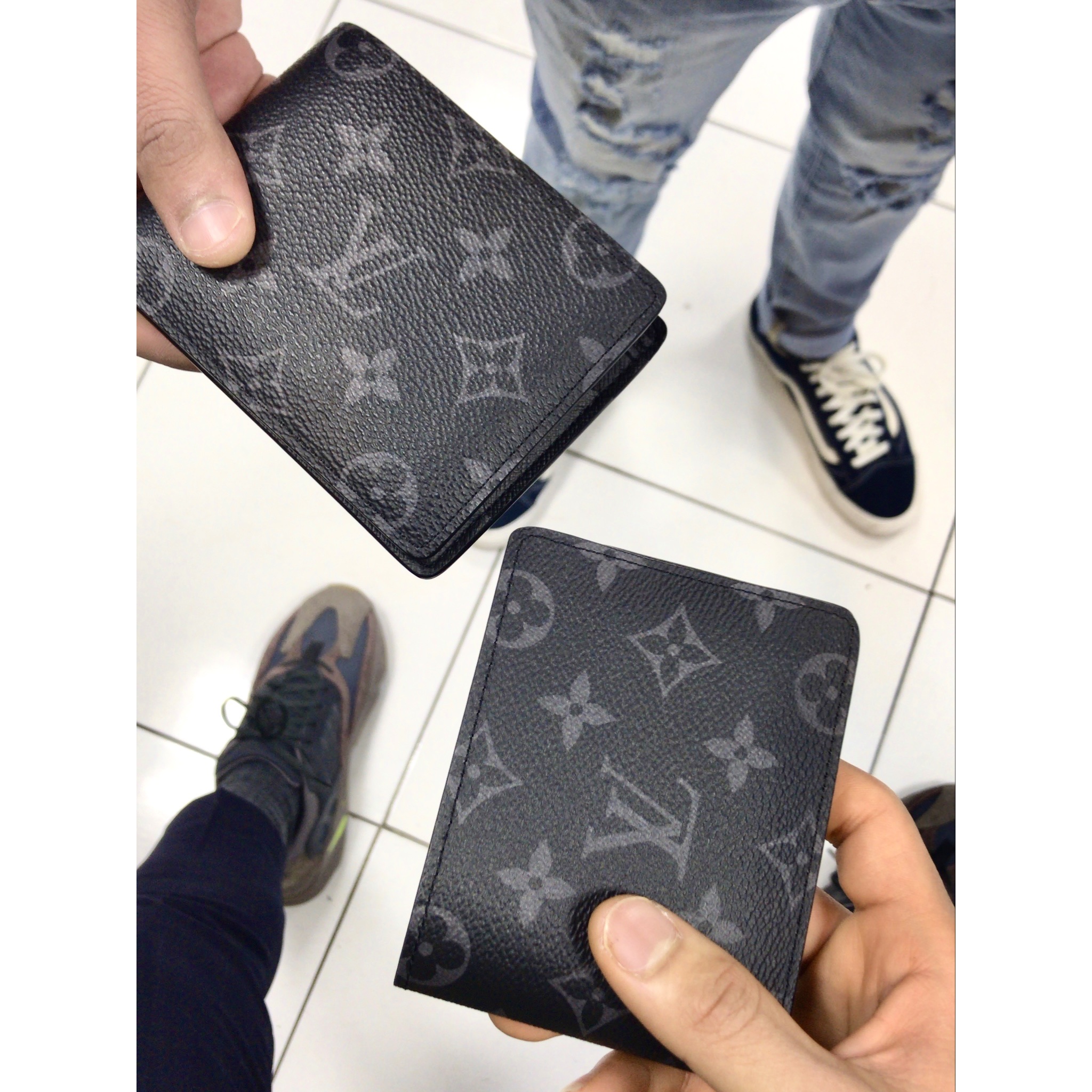 Louis Vuitton Multiple Wallet Monogram Eclipse 착용 스타일