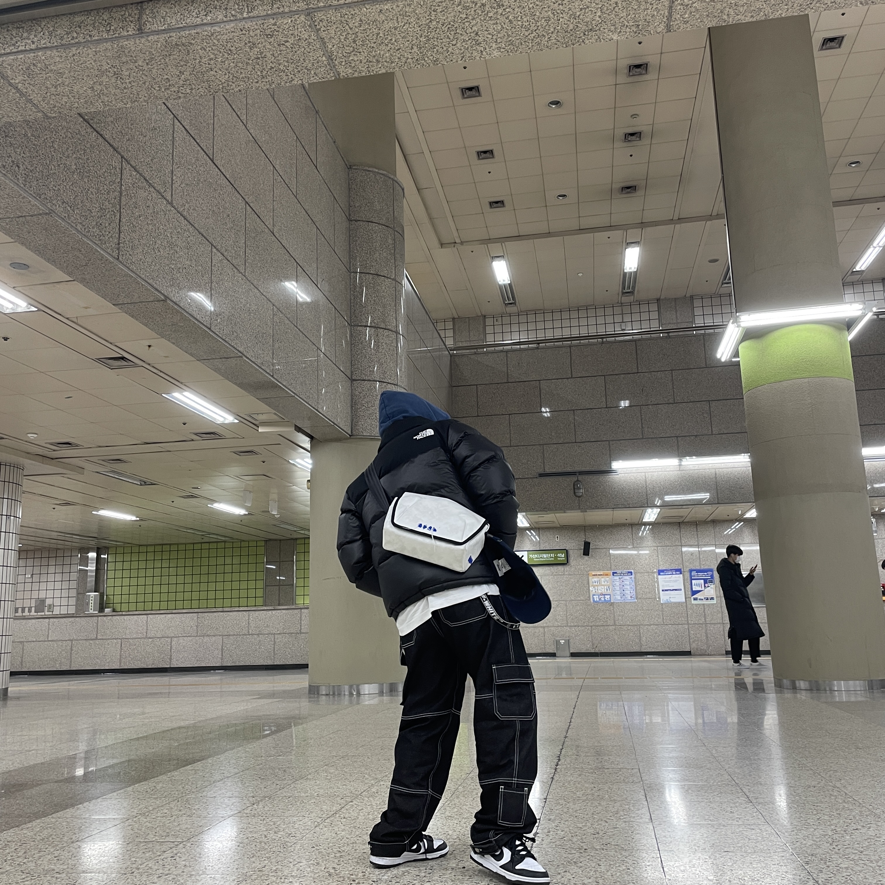 Nike Dunk Low Retro Black, Ader Error Trace Admore Crossbody Bag White 착용 스타일 - 2