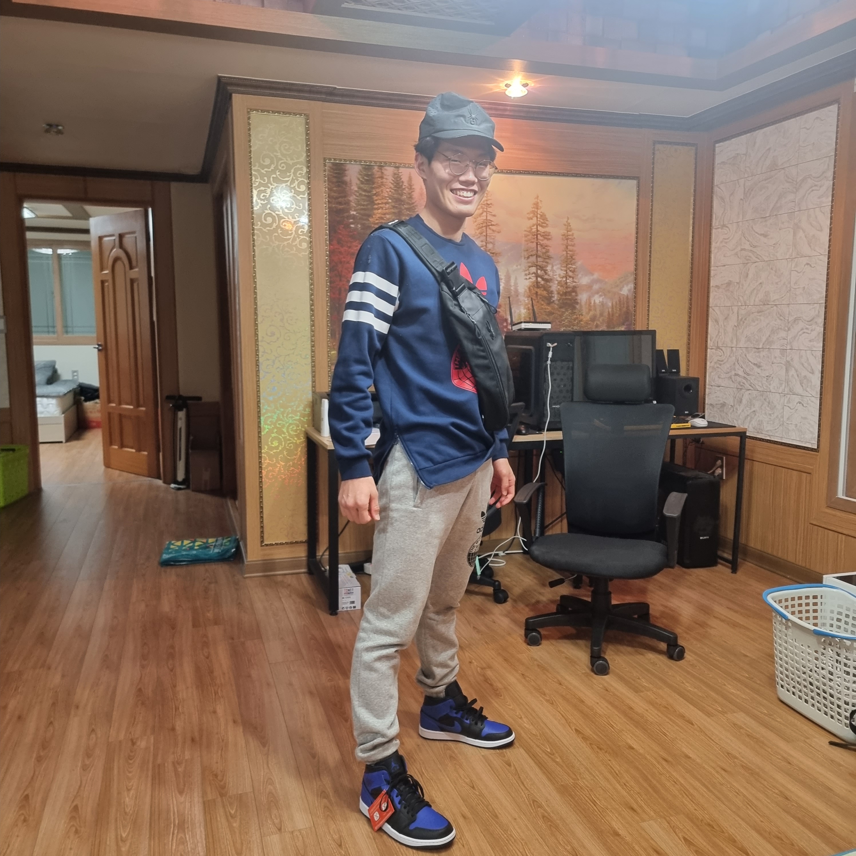 Jordan 1 Mid Black Hyper Royal 착용 스타일 - 4