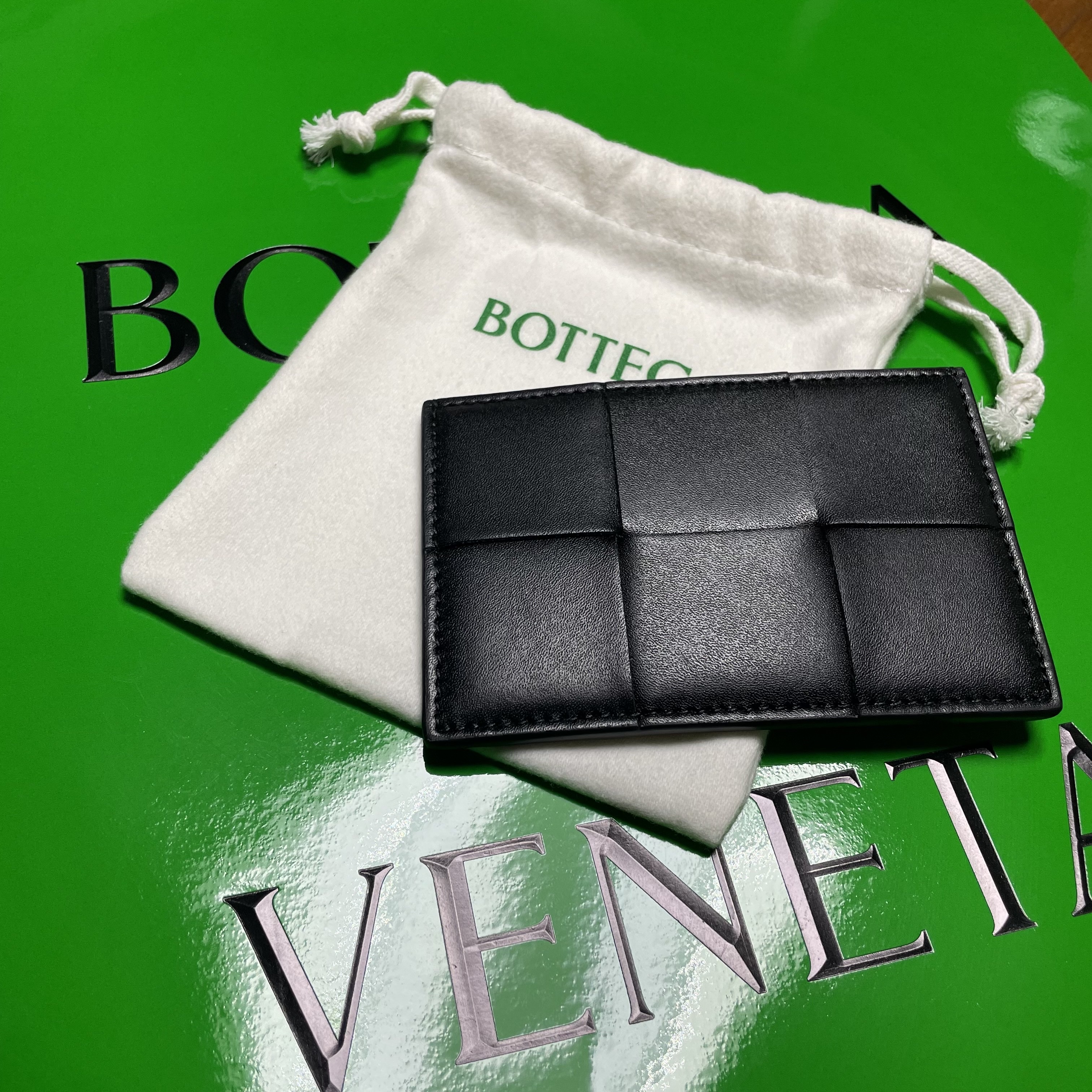 Bottega Veneta Credit Card Case Calfskin Black 착용 스타일