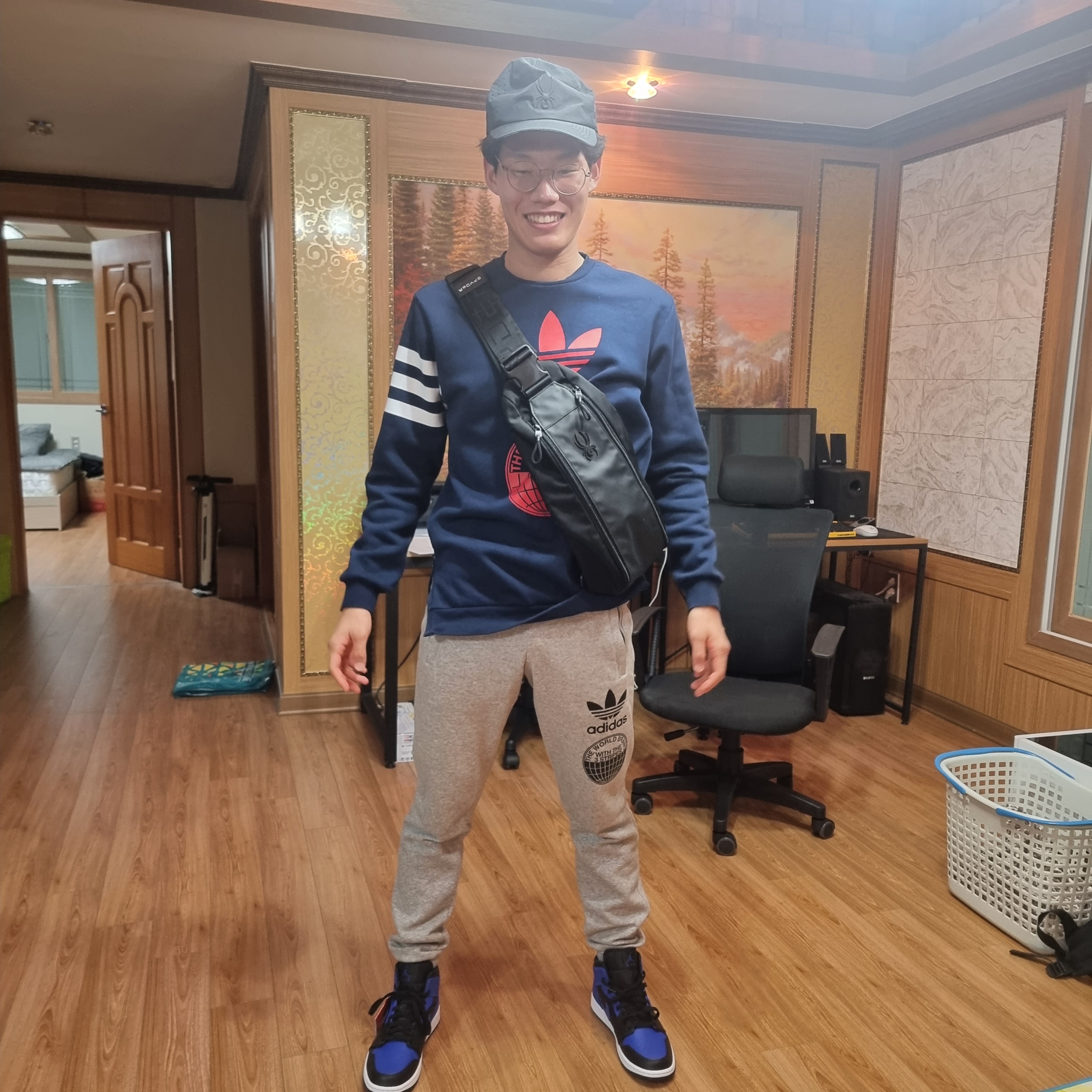 Jordan 1 Mid Black Hyper Royal 착용 스타일 - 1