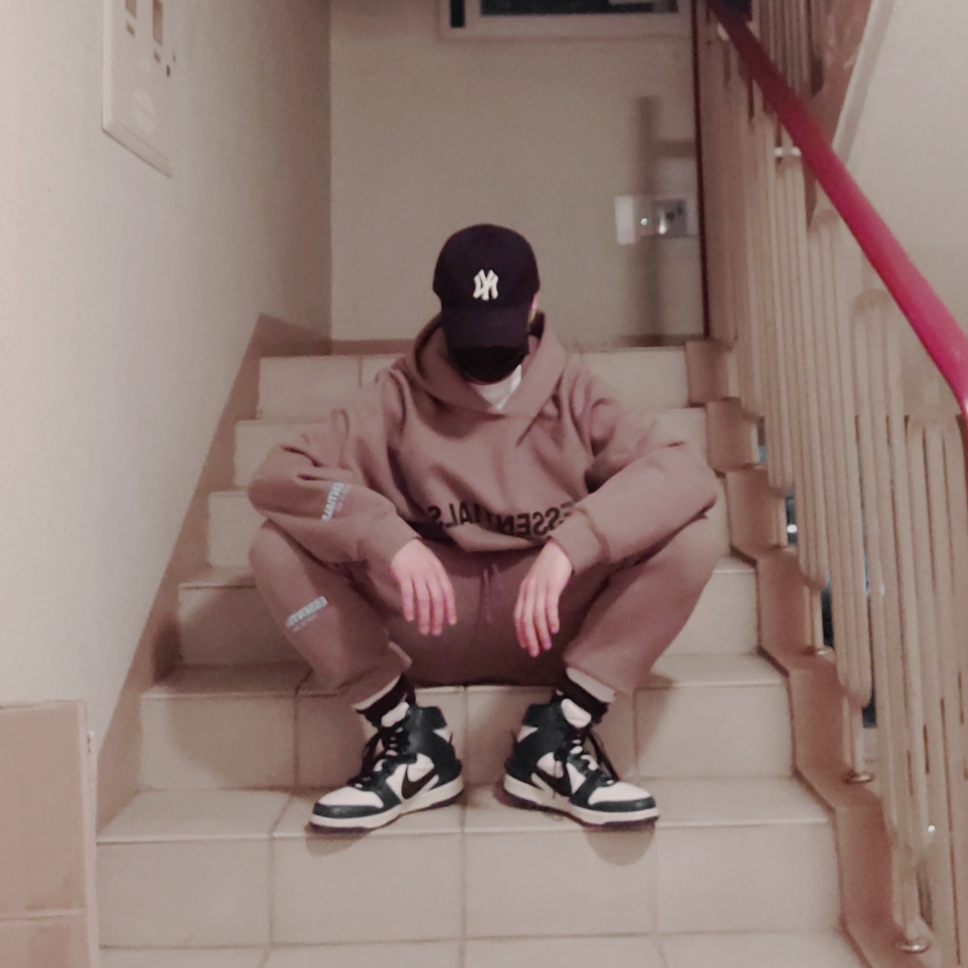 Essentials 3D Silicon Applique Pullover Hoodie Taupe - 20FW, Essentials Sweatpants Taupe - 20FW 착용 스타일
