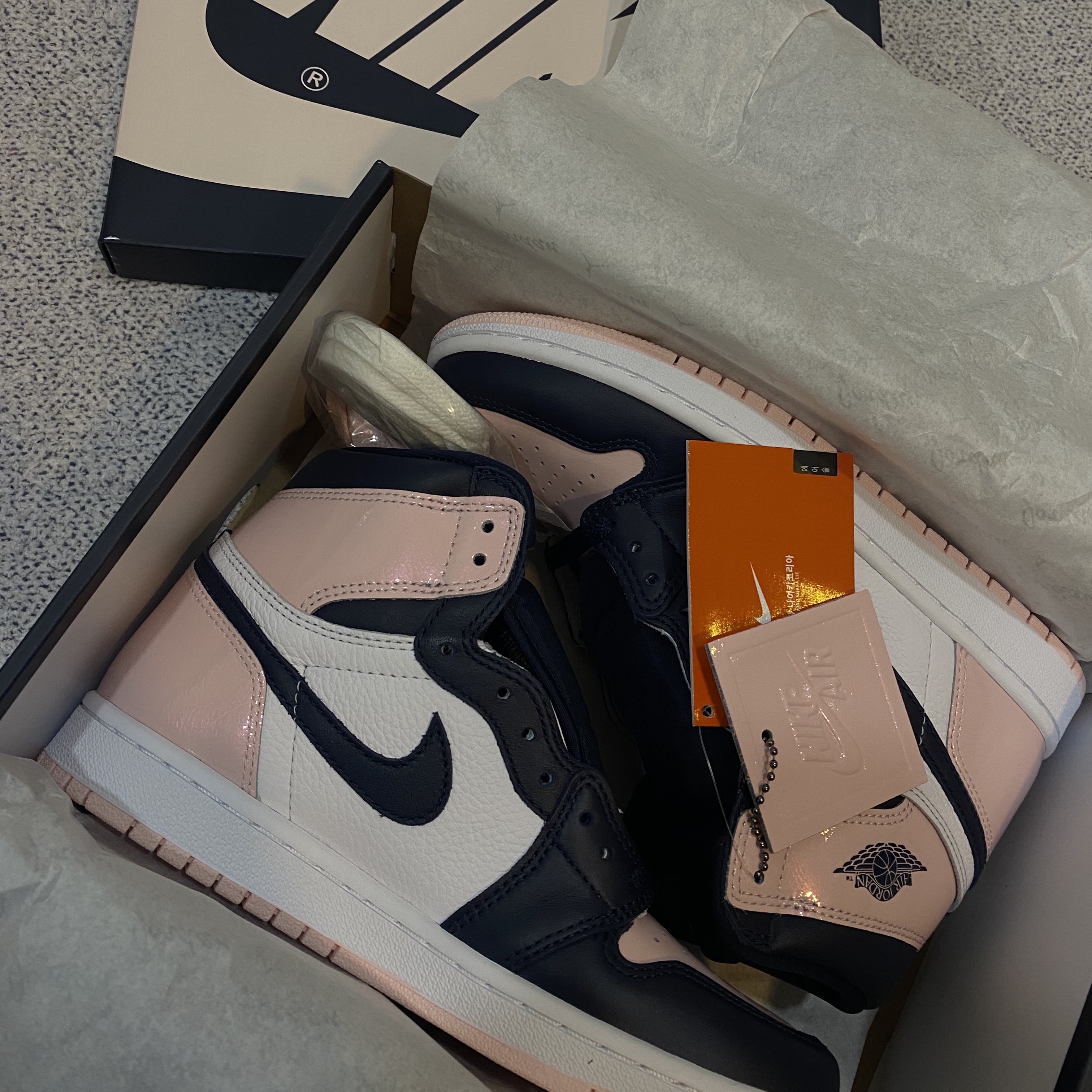 (W) Jordan 1 Retro High OG Atmosphere 착용 스타일 - 1