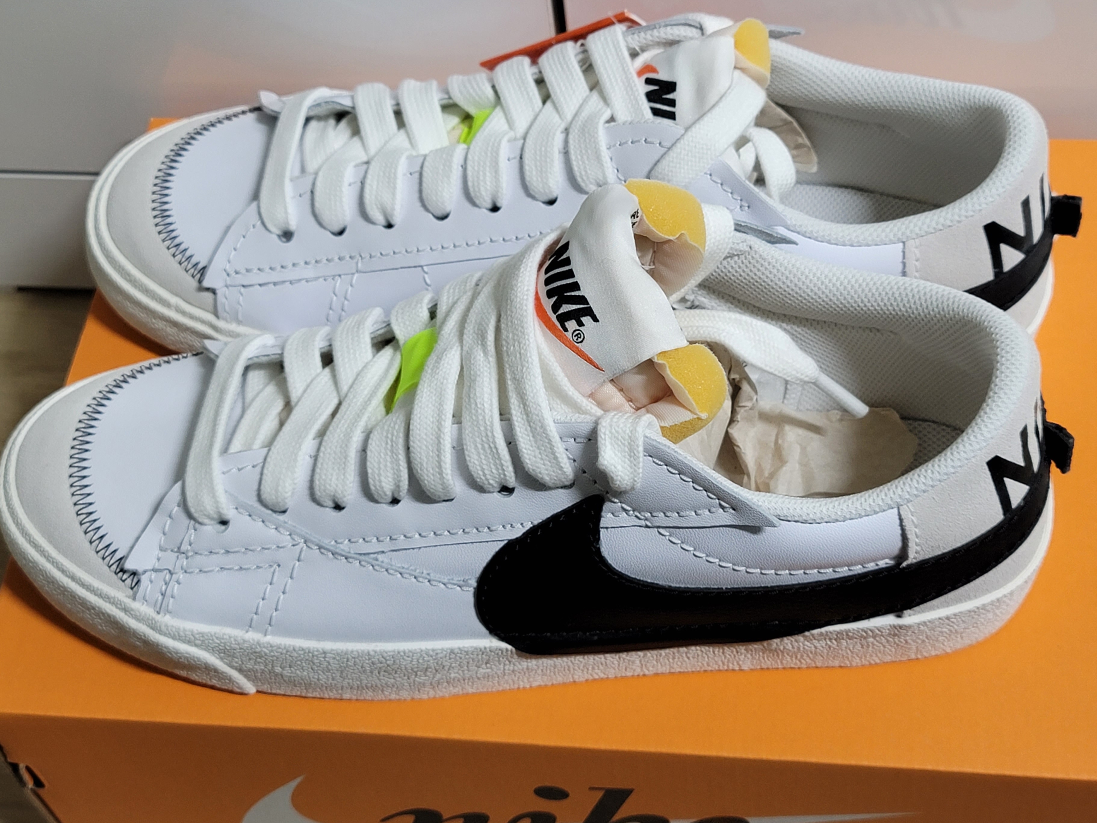 Nike Blazer Low '77 Jumbo White Black 착용 스타일 - 1