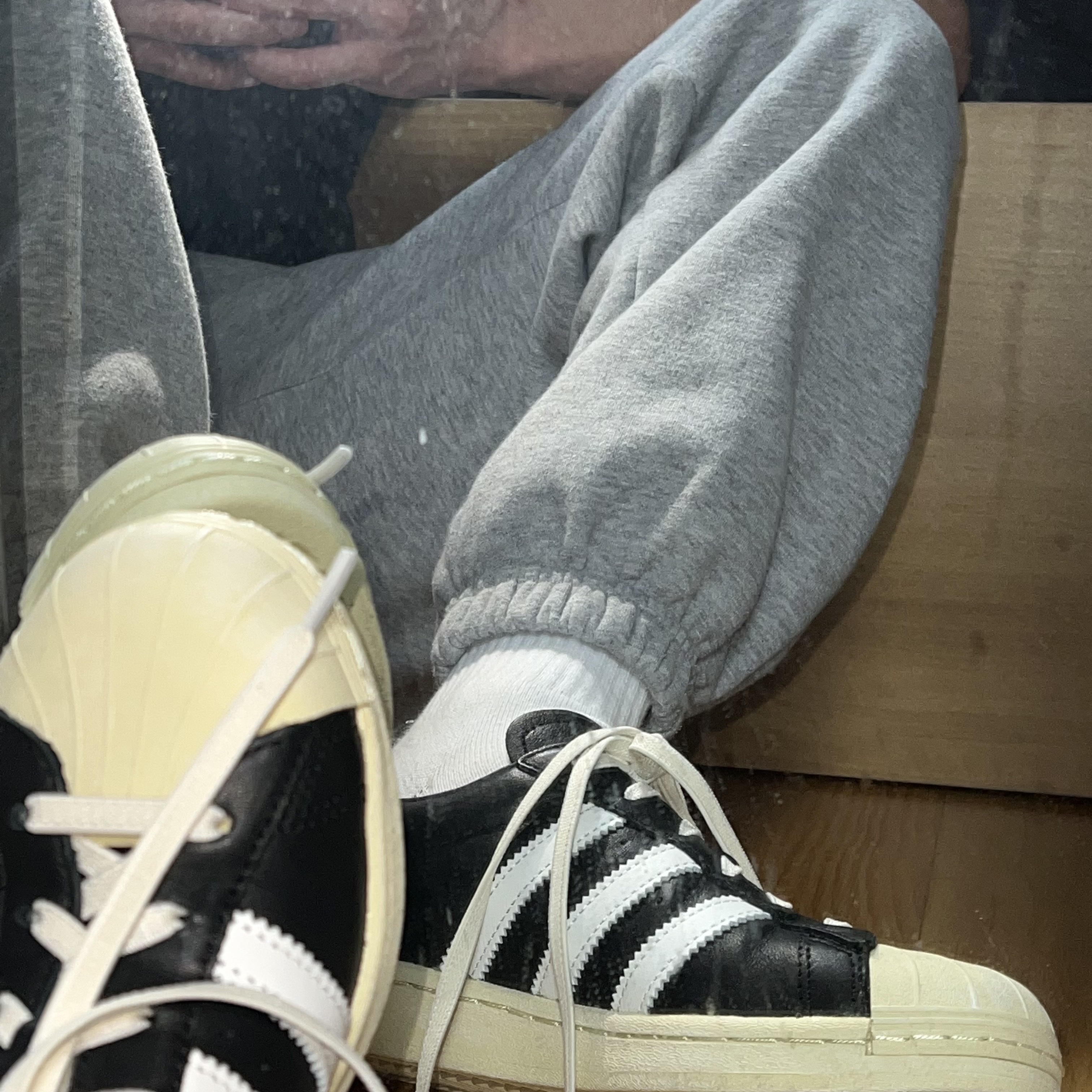 Adidas Superstar Premium Black White 착용 스타일 - 2