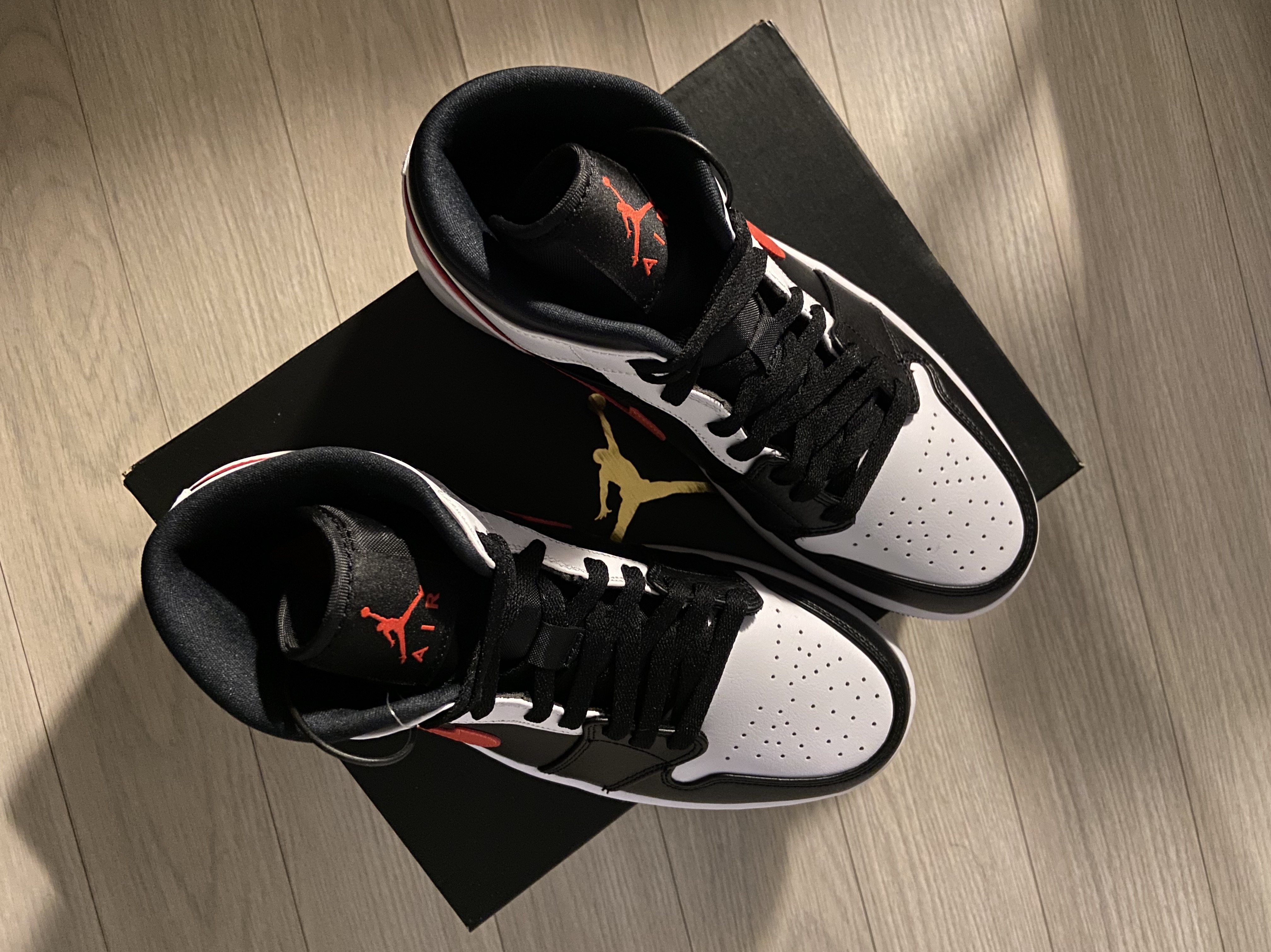 Jordan 1 Mid Black Chile Red 착용 스타일 - 1
