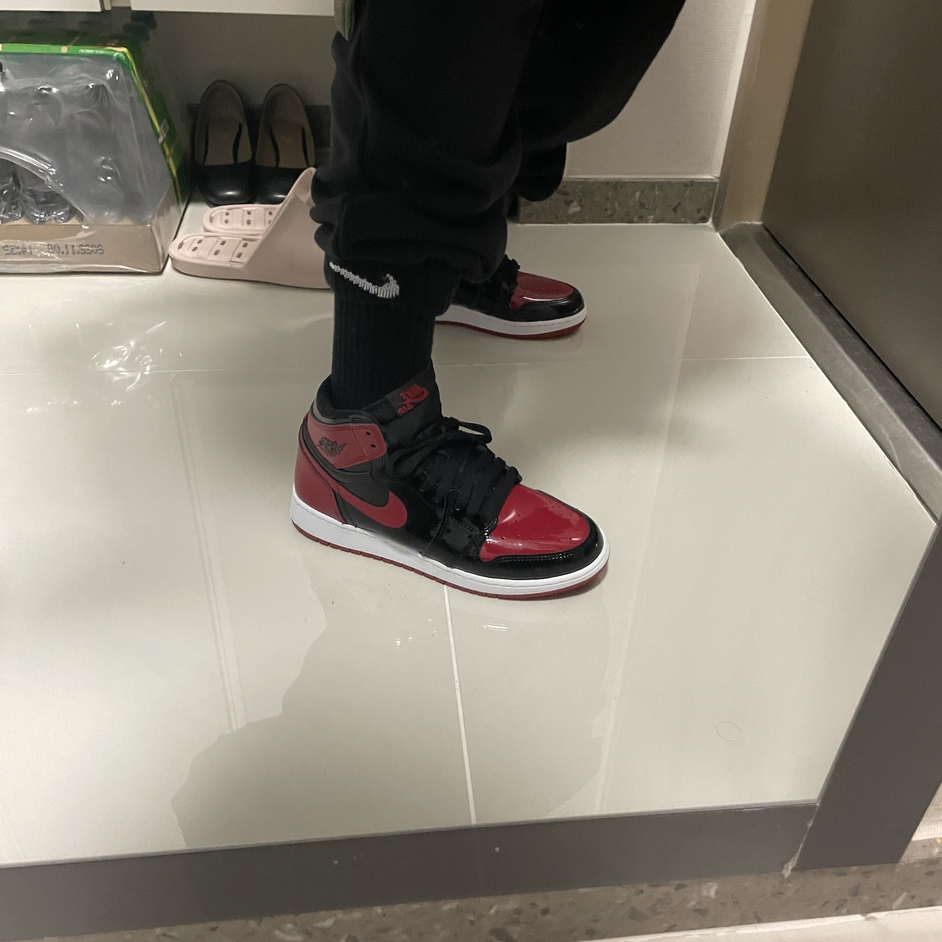 Jordan 1 Retro High OG Patent Bred 착용 스타일 - 2