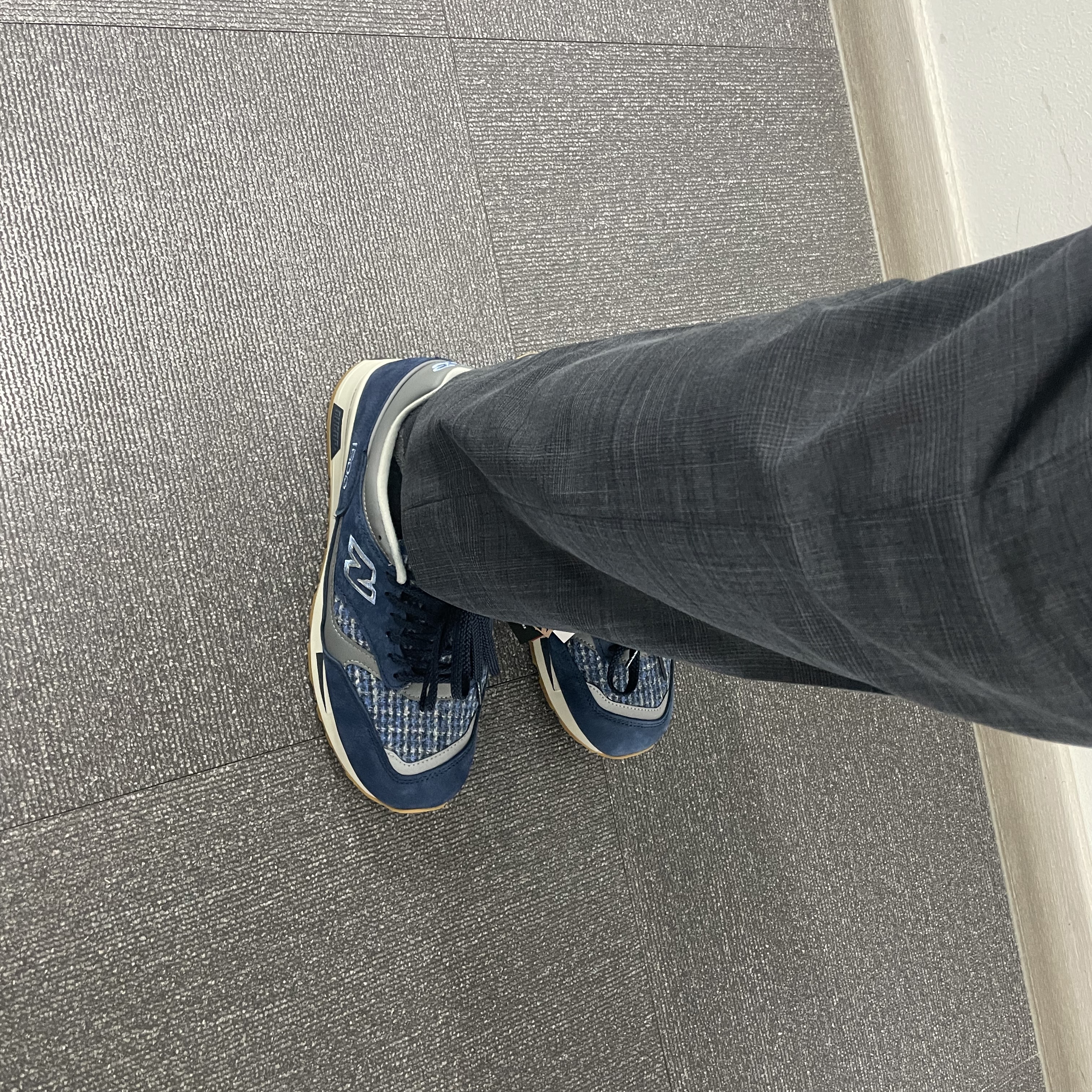 New Balance 1500 Made in UK Navy Grey Harris Tweed 착용 스타일 - 3