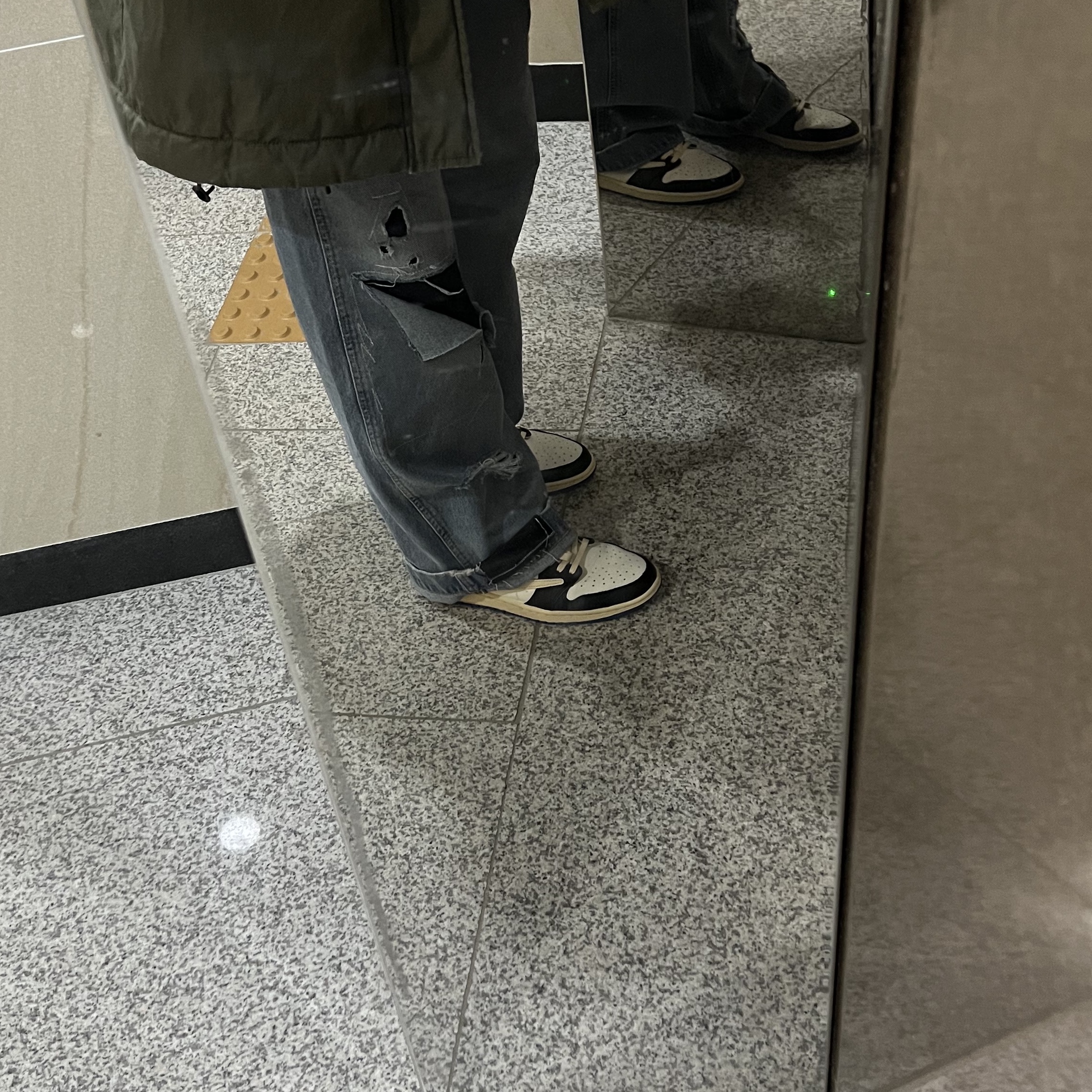 Jordan 1 x Travis Scott x Fragment Retro Low OG SP Military Blue, Zara x Ader Error Patchwork Jeans Blue 착용 스타일