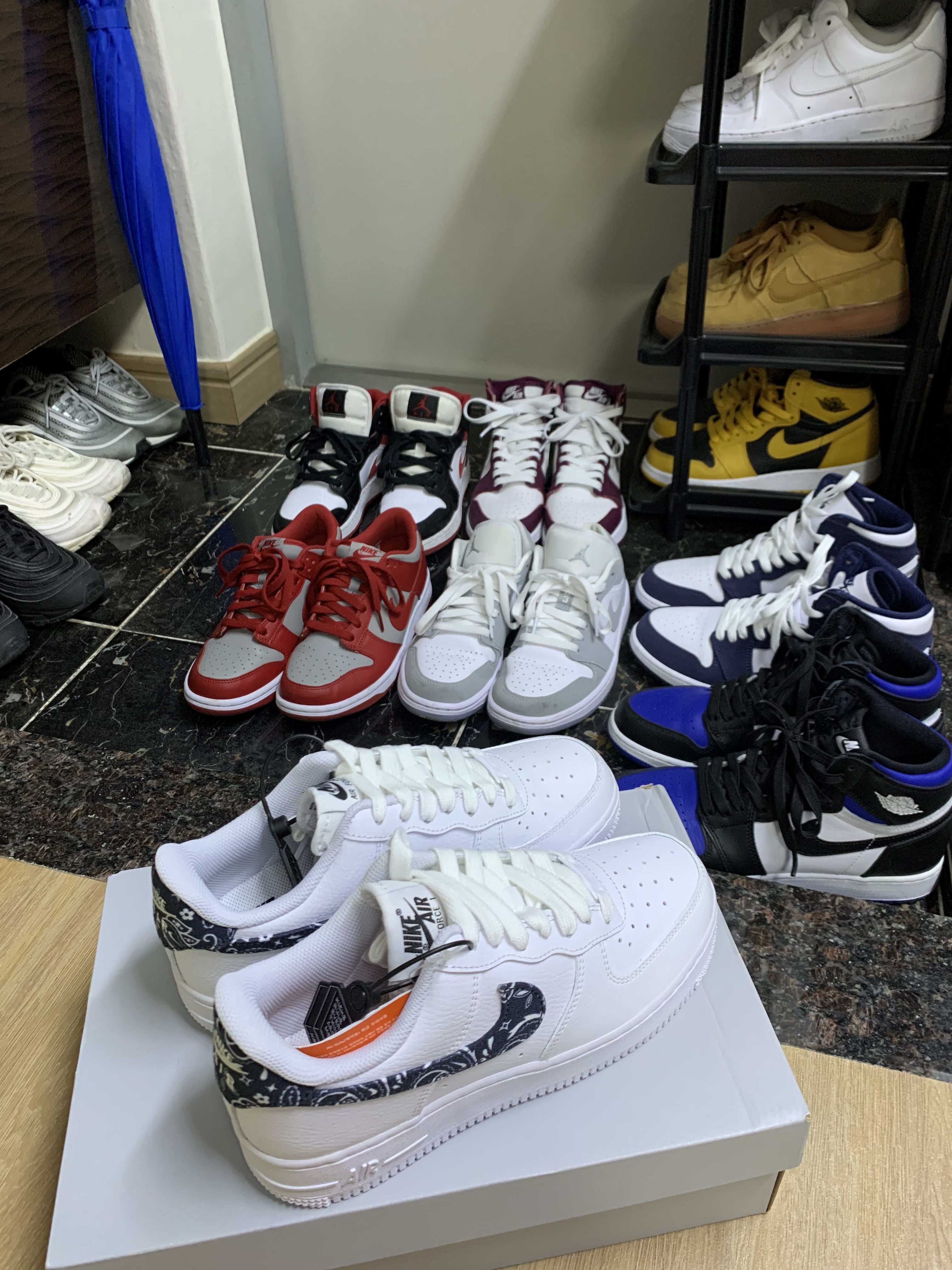 (W) Nike Air Force 1 '07 Essential Paisley Swoosh White Black 착용 스타일 - 2