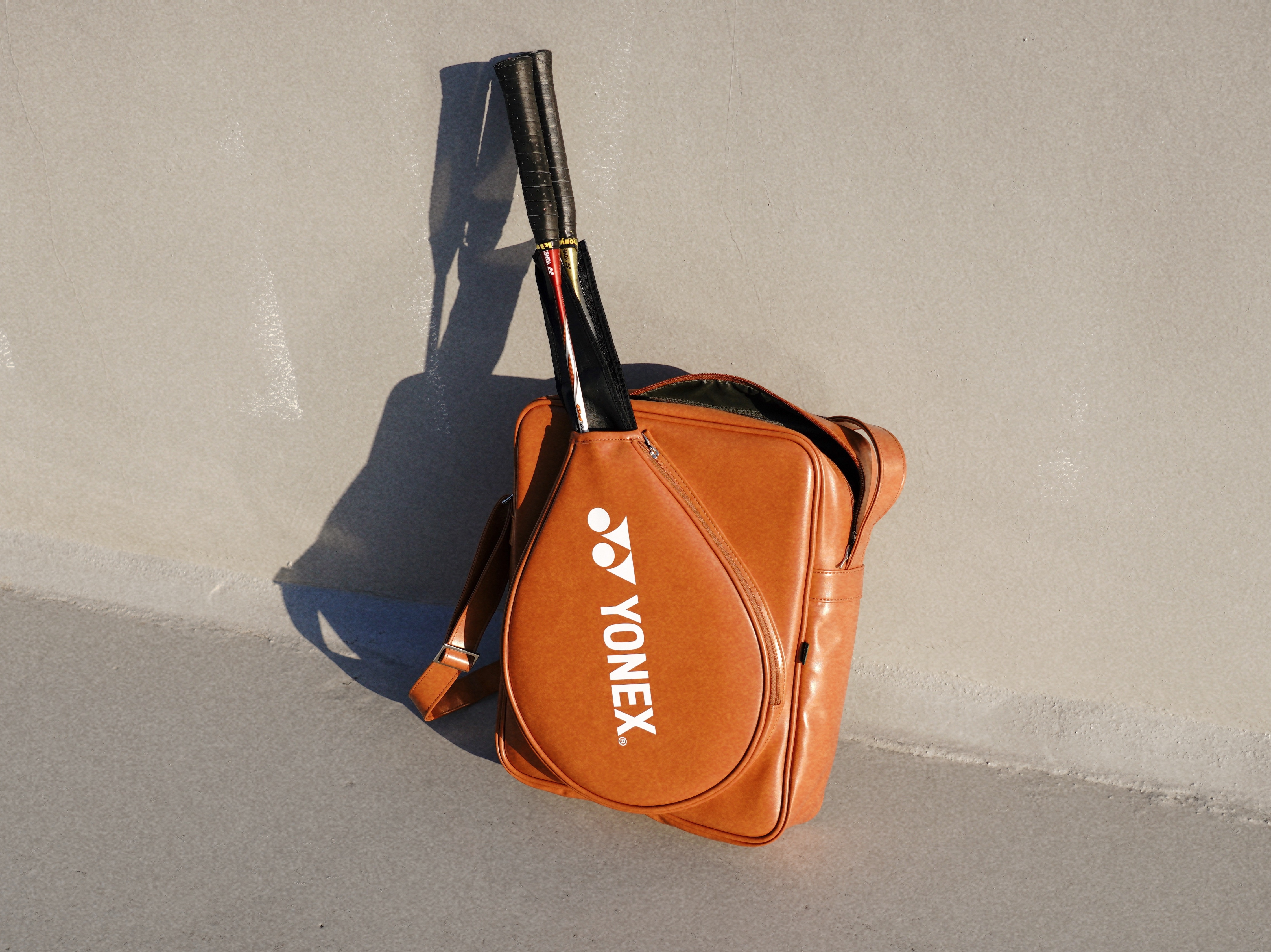 IAB Studio x Yonex Racquet Bag Caramel 착용 스타일 - 1