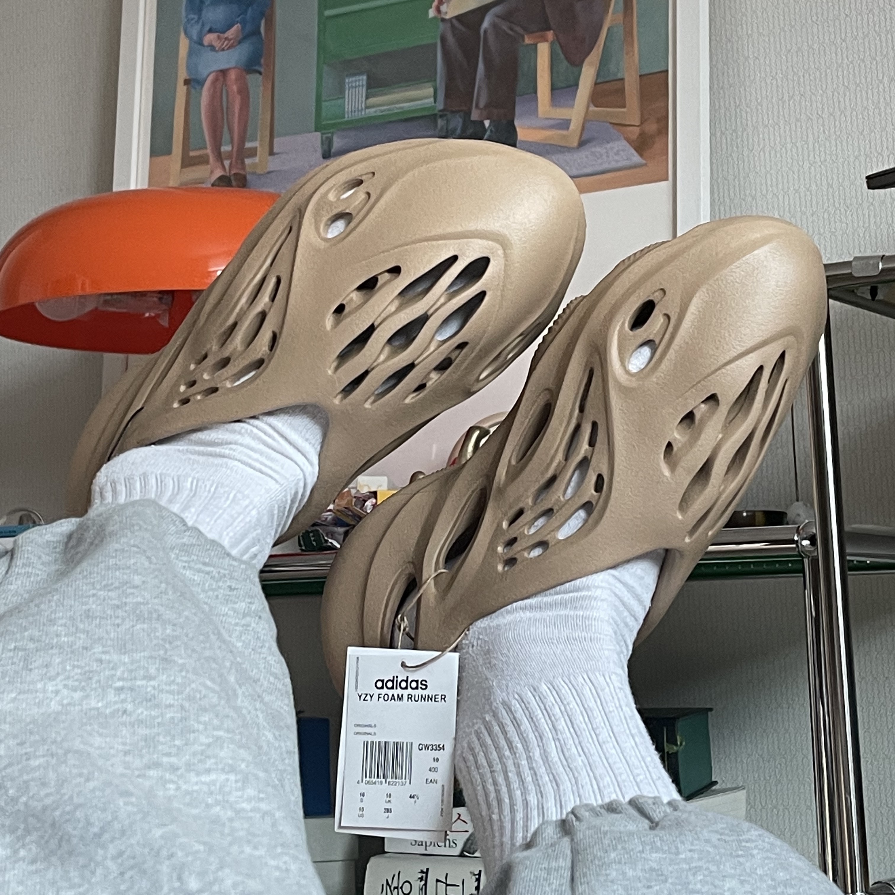 Adidas Yeezy Foam RNNR Ochre 착용 스타일 - 3