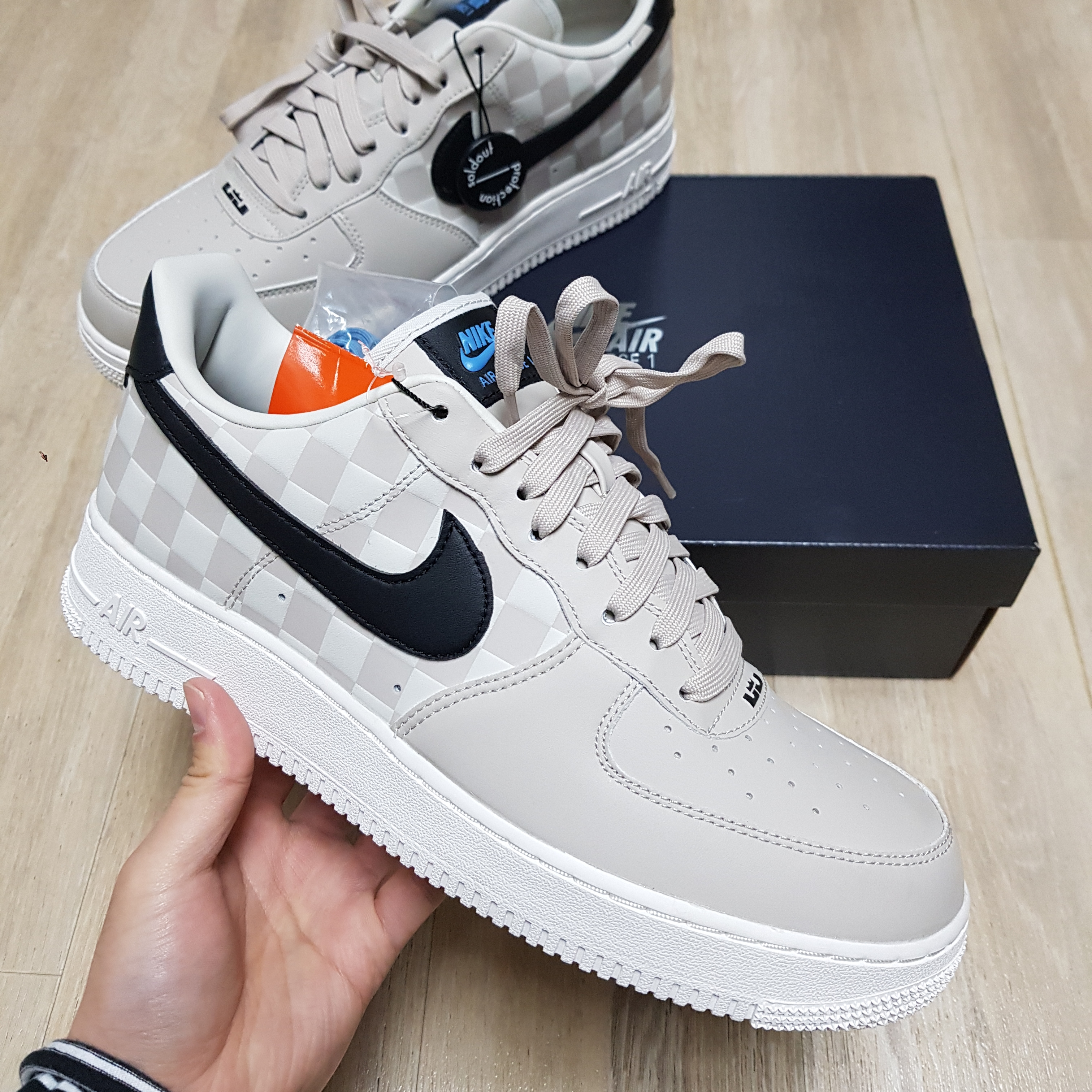 Nike Air Force 1 '07 QS LBJ 착용 스타일 - 1