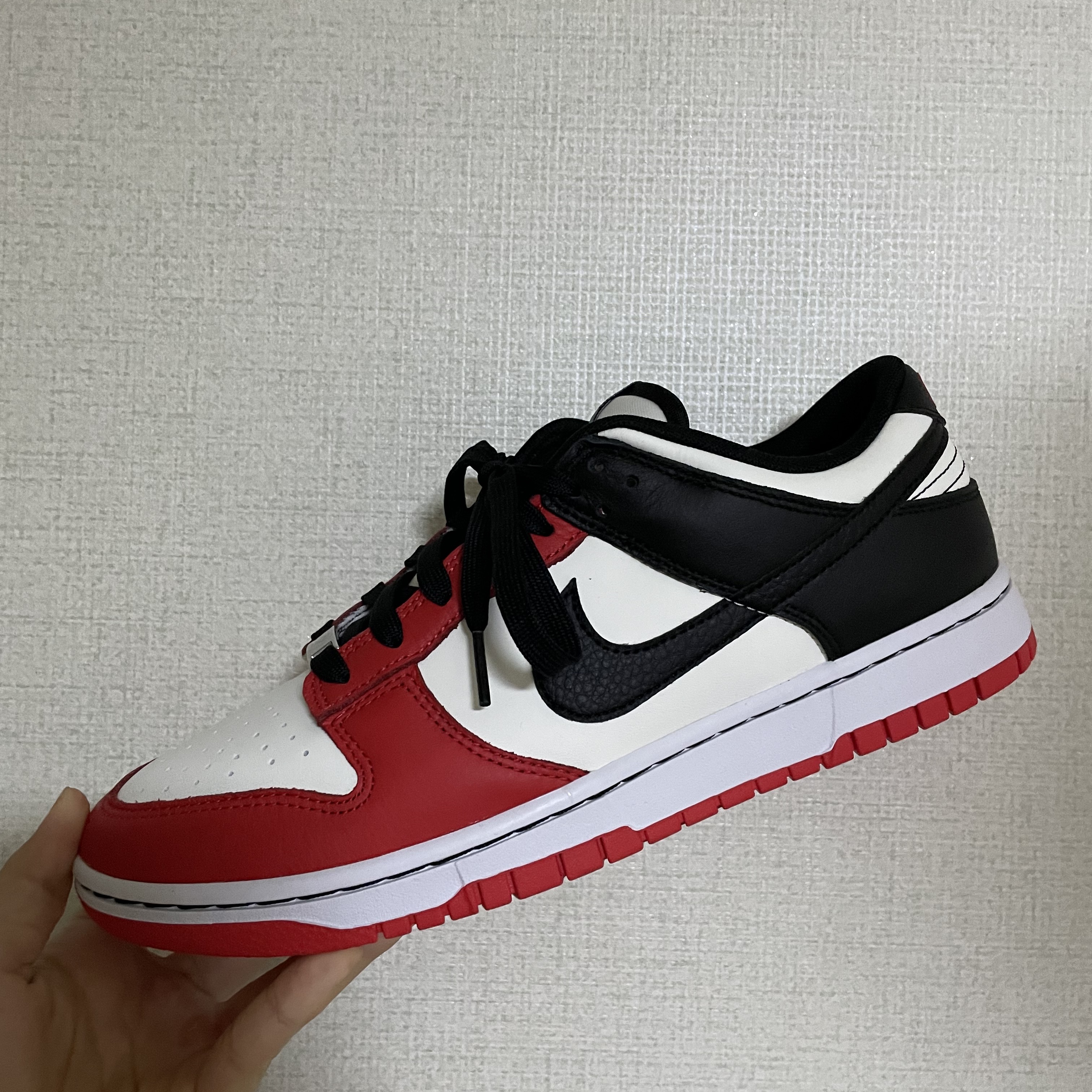 Nike x NBA Dunk Low Retro EMB Black and Chile Red 착용 스타일