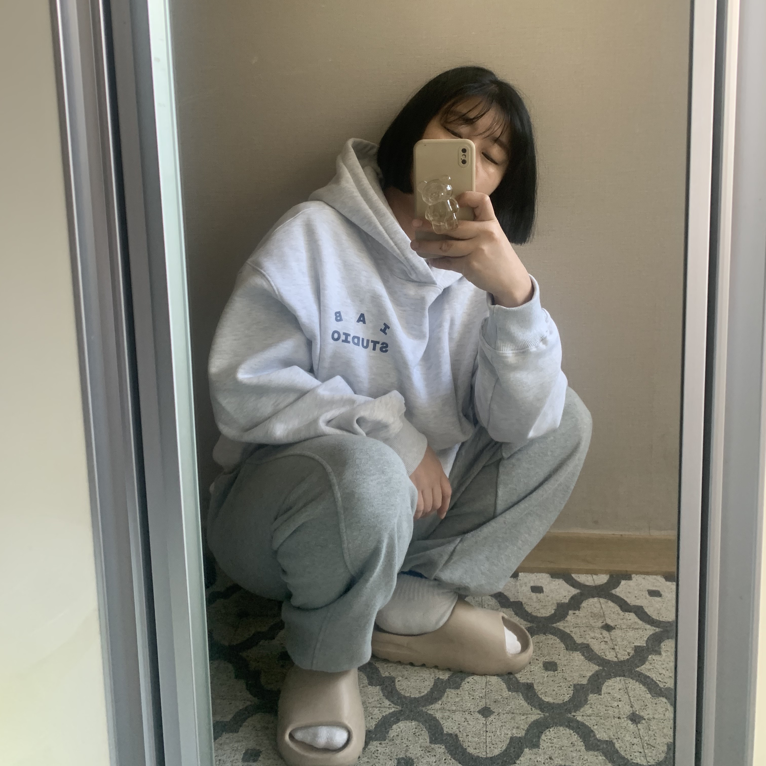 IAB Studio Hoodie Light Gray, Off-White x Amore Pacific Protection Box (Without Cosmetics) 착용 스타일 - 4