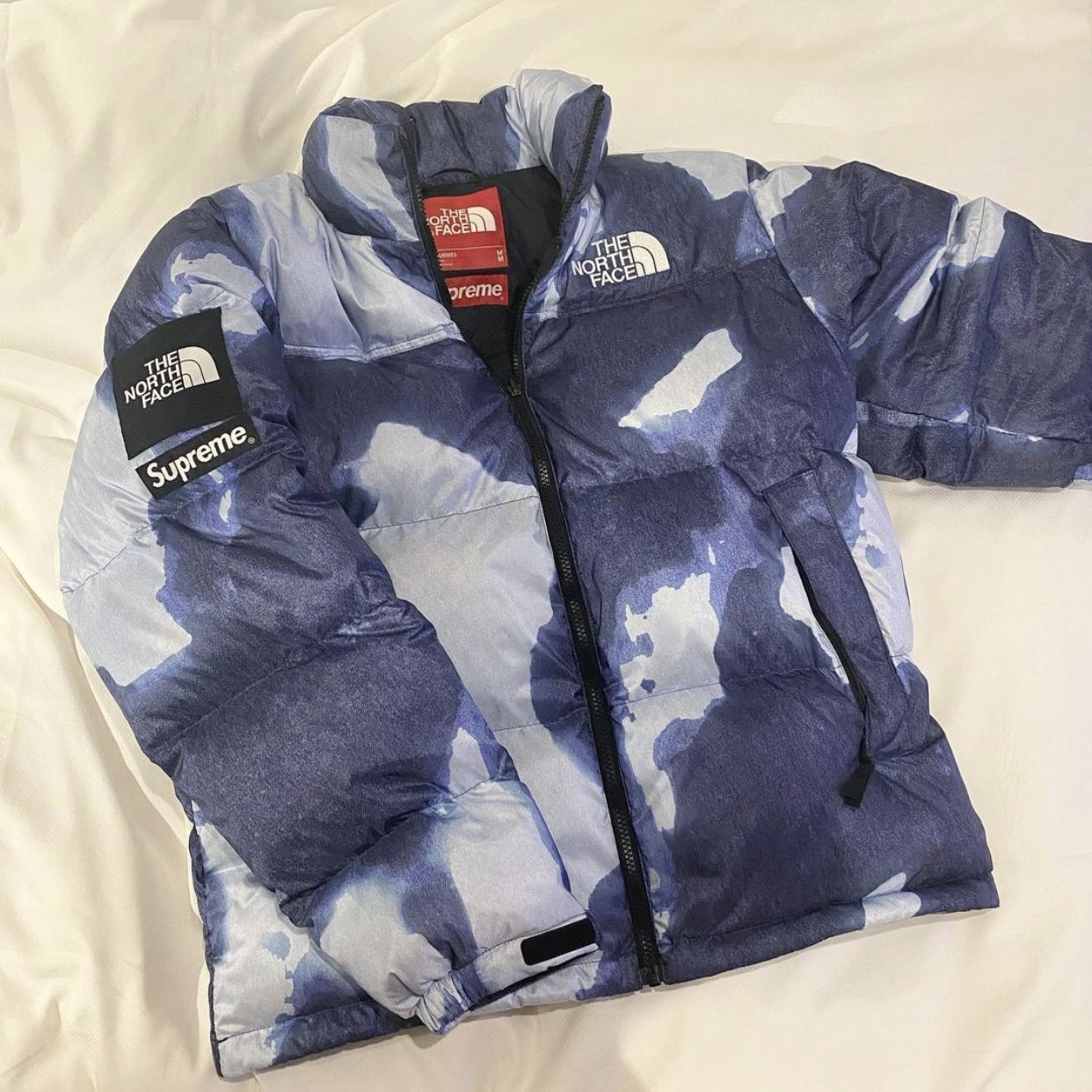 Supreme x The North Face Bleached Denim Print Nuptse Jacket Indigo - 21FW 착용 스타일