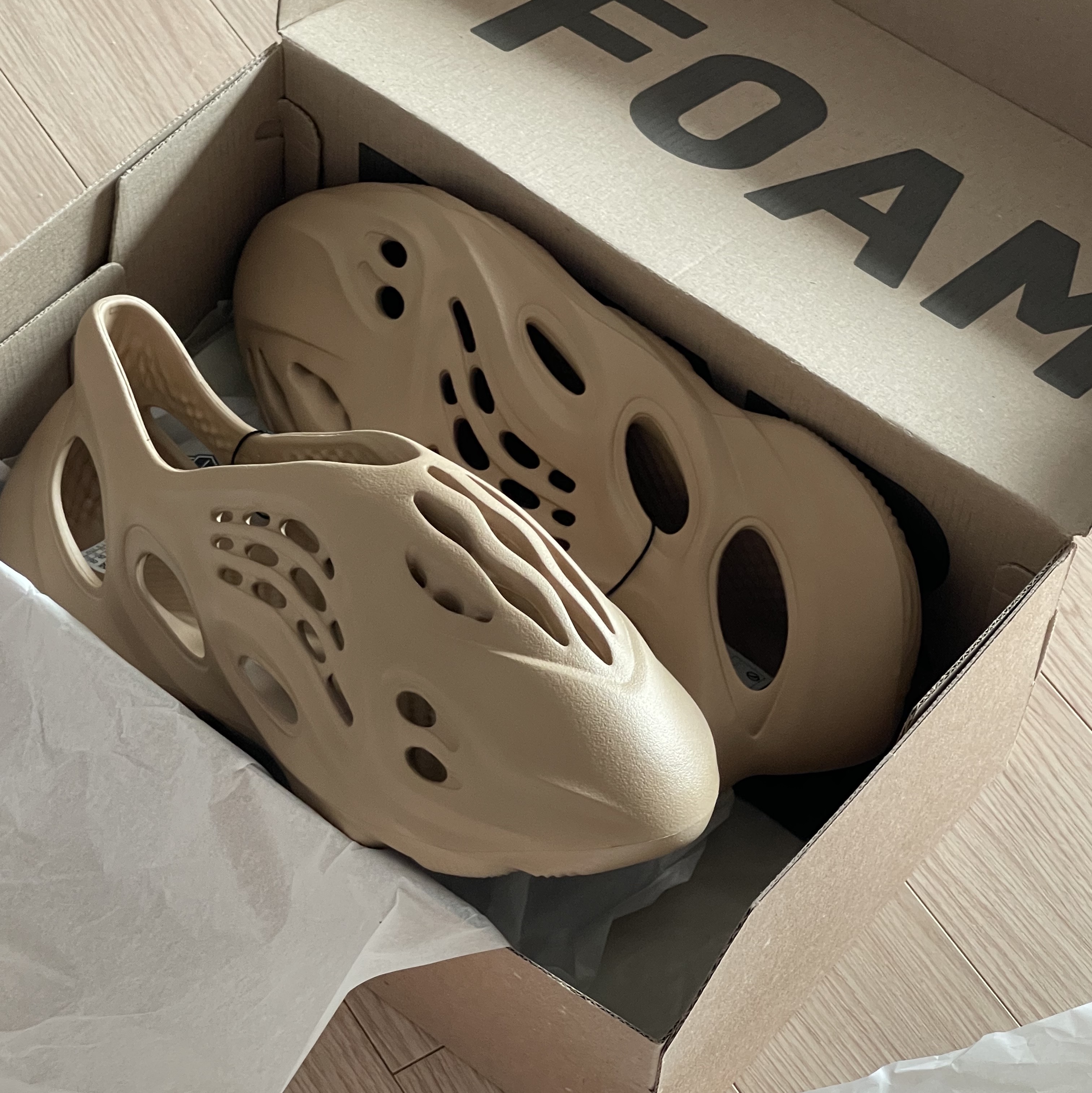 Adidas Yeezy Foam RNNR Ochre 착용 스타일 - 2