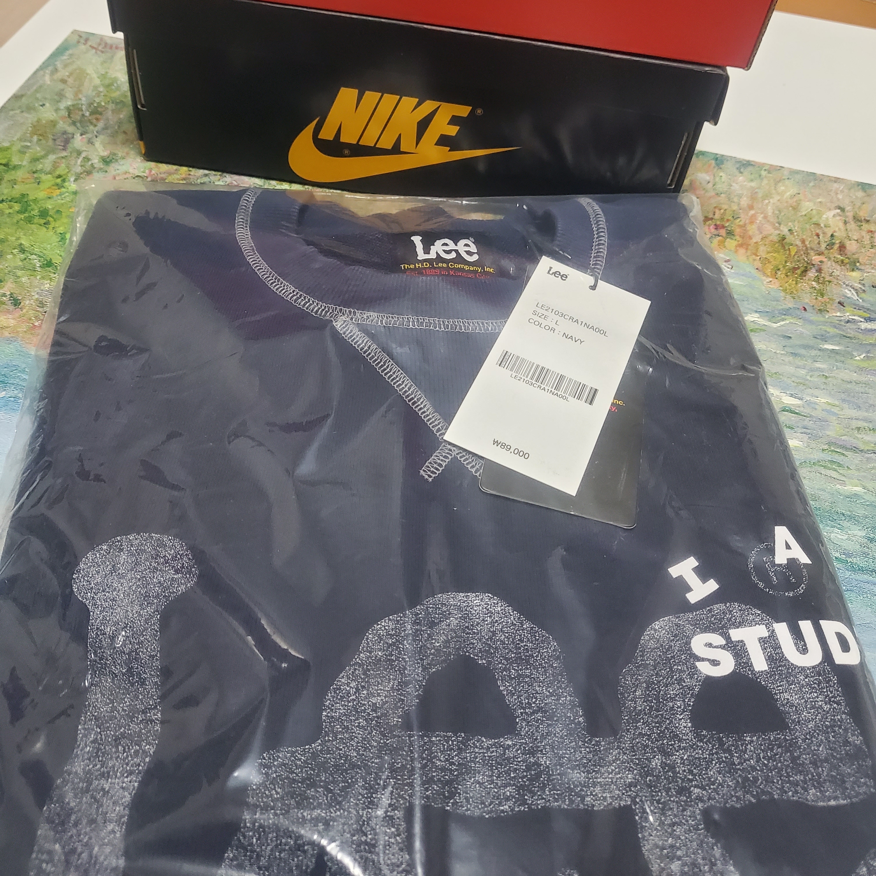 IAB Studio x Lee Pigment Sweatshirt Indigo Navy 착용 스타일