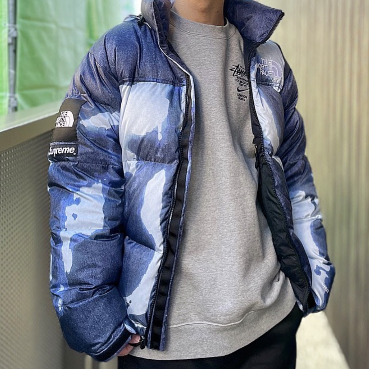 Supreme x The North Face Bleached Denim Print Nuptse Jacket Indigo - 21FW 착용 스타일