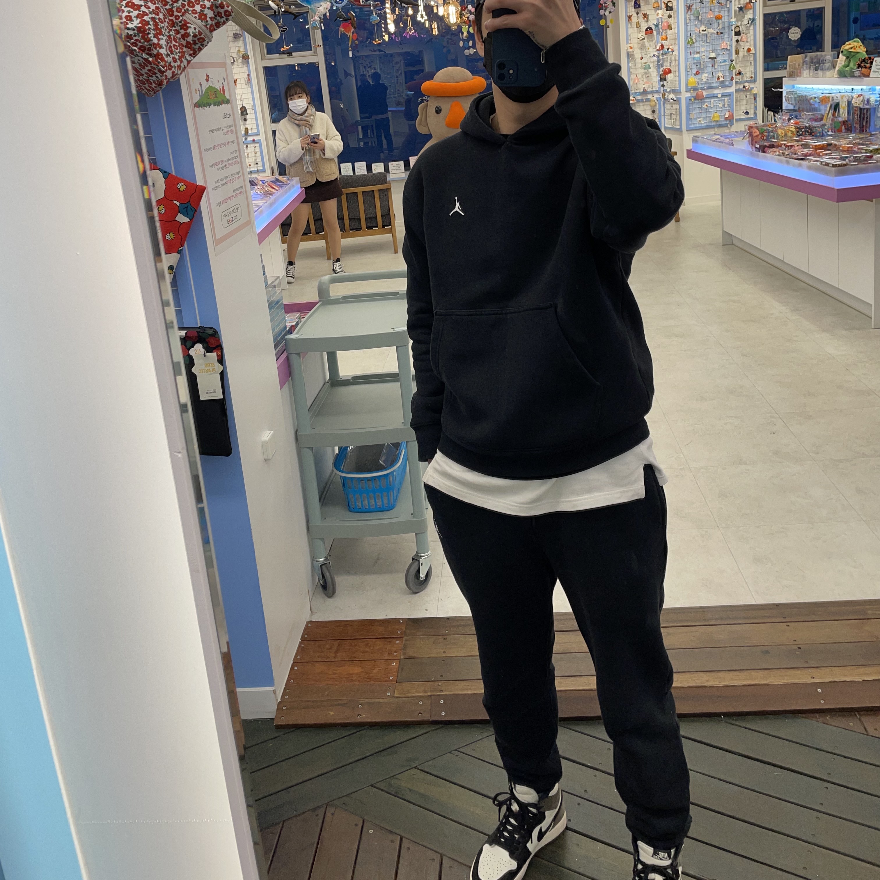 Jordan 1 Retro High OG Black Mocha 착용 스타일 - 1