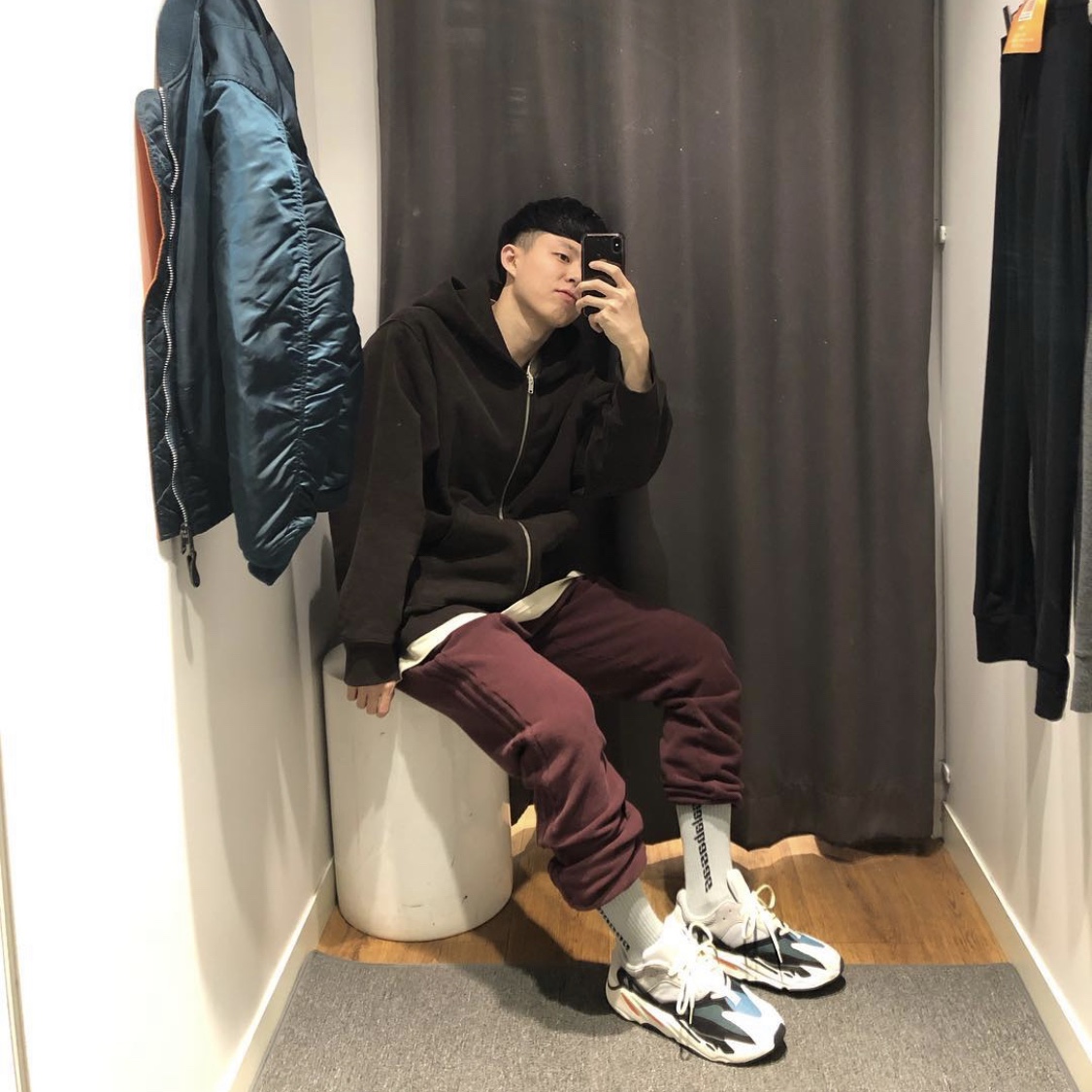 Adidas Yeezy Boost 700 Wave Runner Solid Grey 2017/2019 착용 스타일