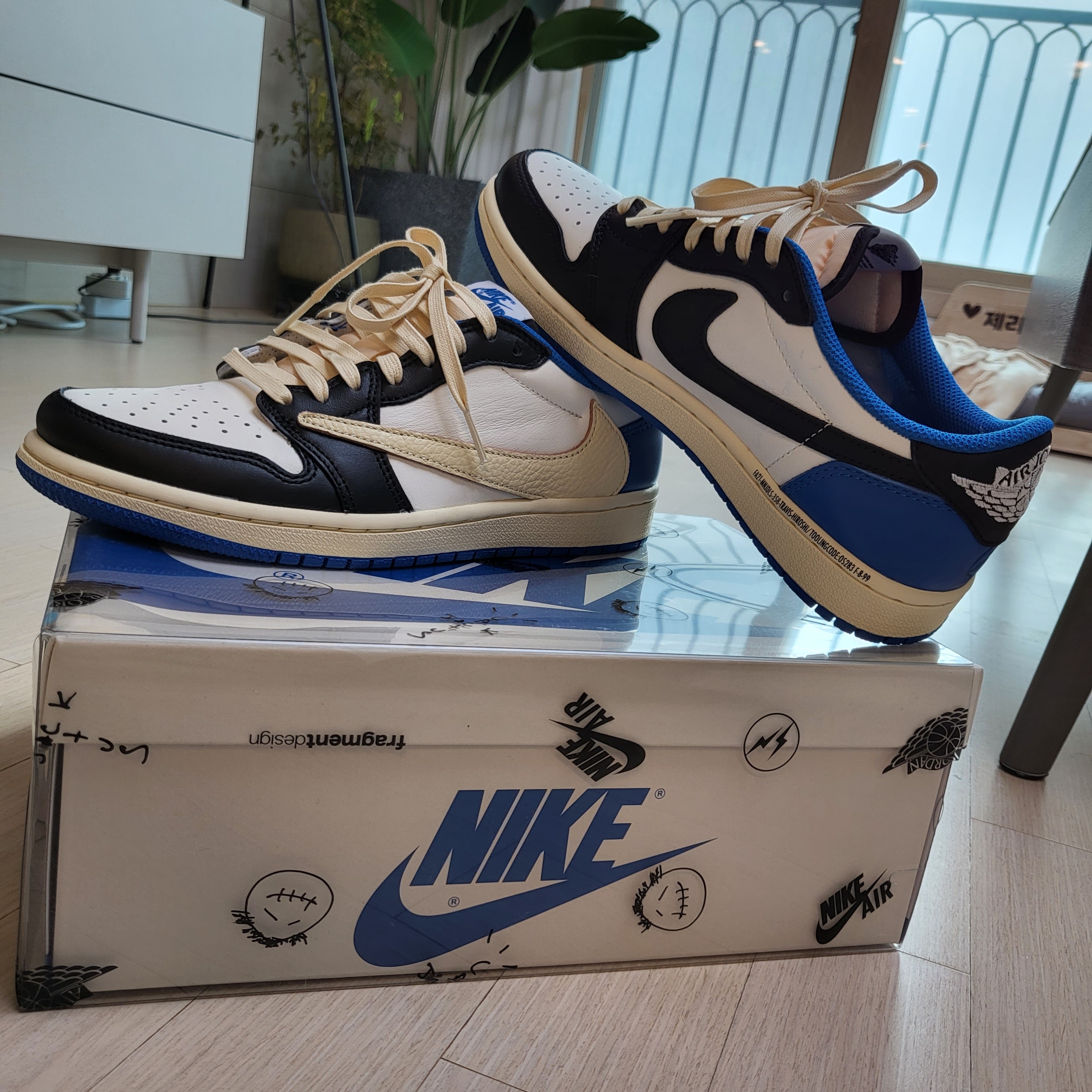 Jordan 1 x Travis Scott x Fragment Retro Low OG SP Military Blue, Rolex Submariner Date 41mm 126613LB Royal Blue Oyster 착용 스타일 - 2