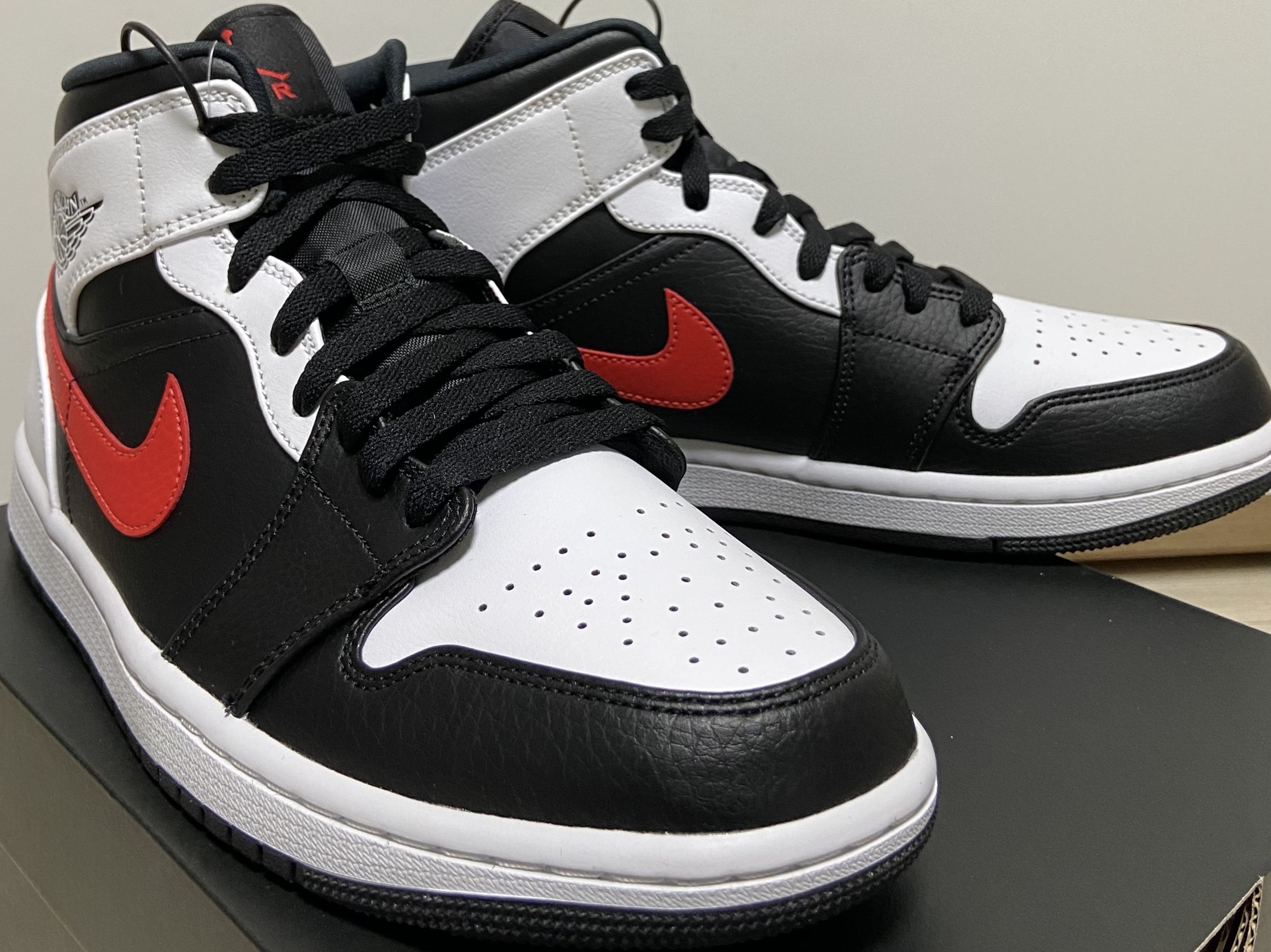 Jordan 1 Mid Black Chile Red 착용 스타일 - 3