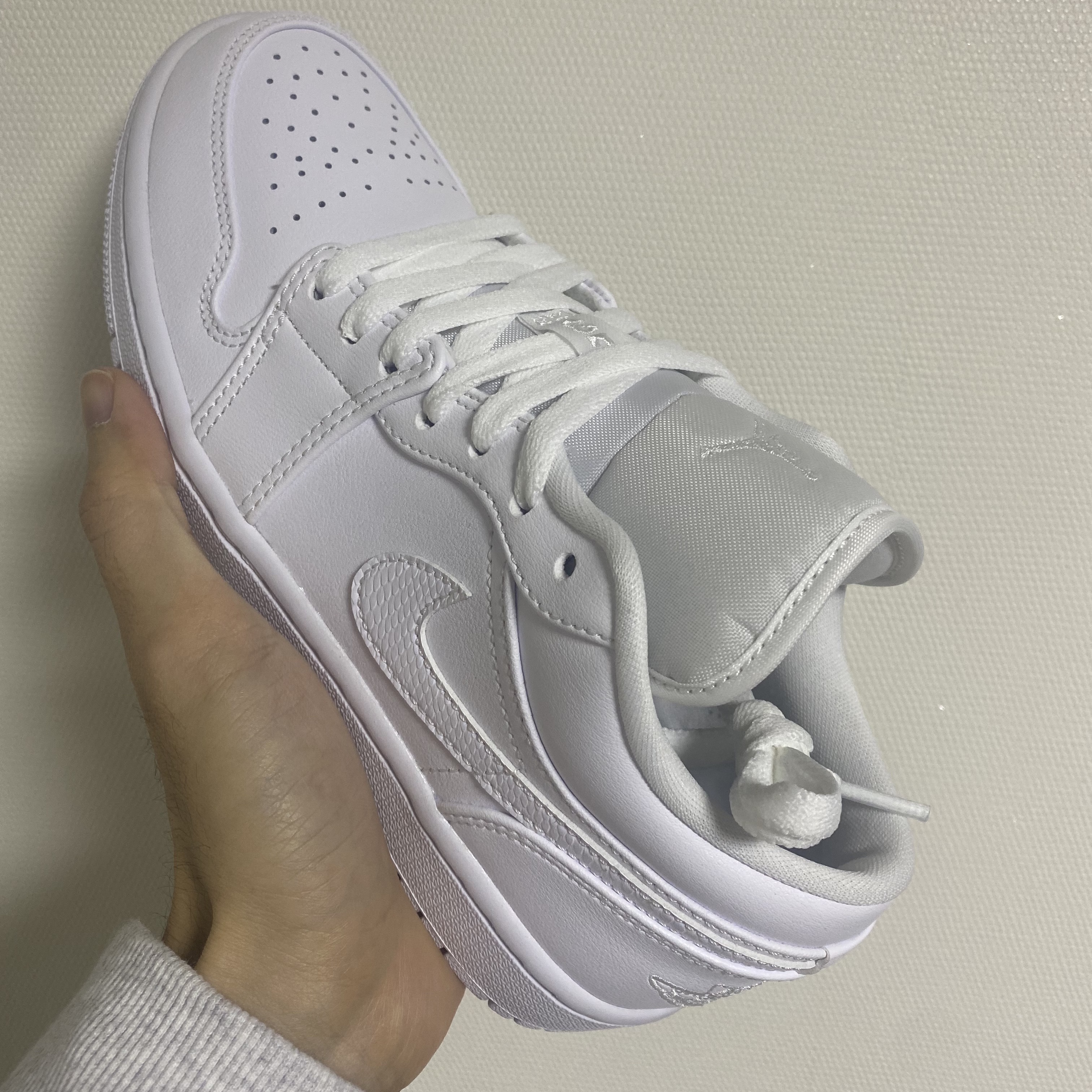 IAB Studio Half Zip Pullover Light Gray, (W) Jordan 1 Low Triple White 2020 착용 스타일