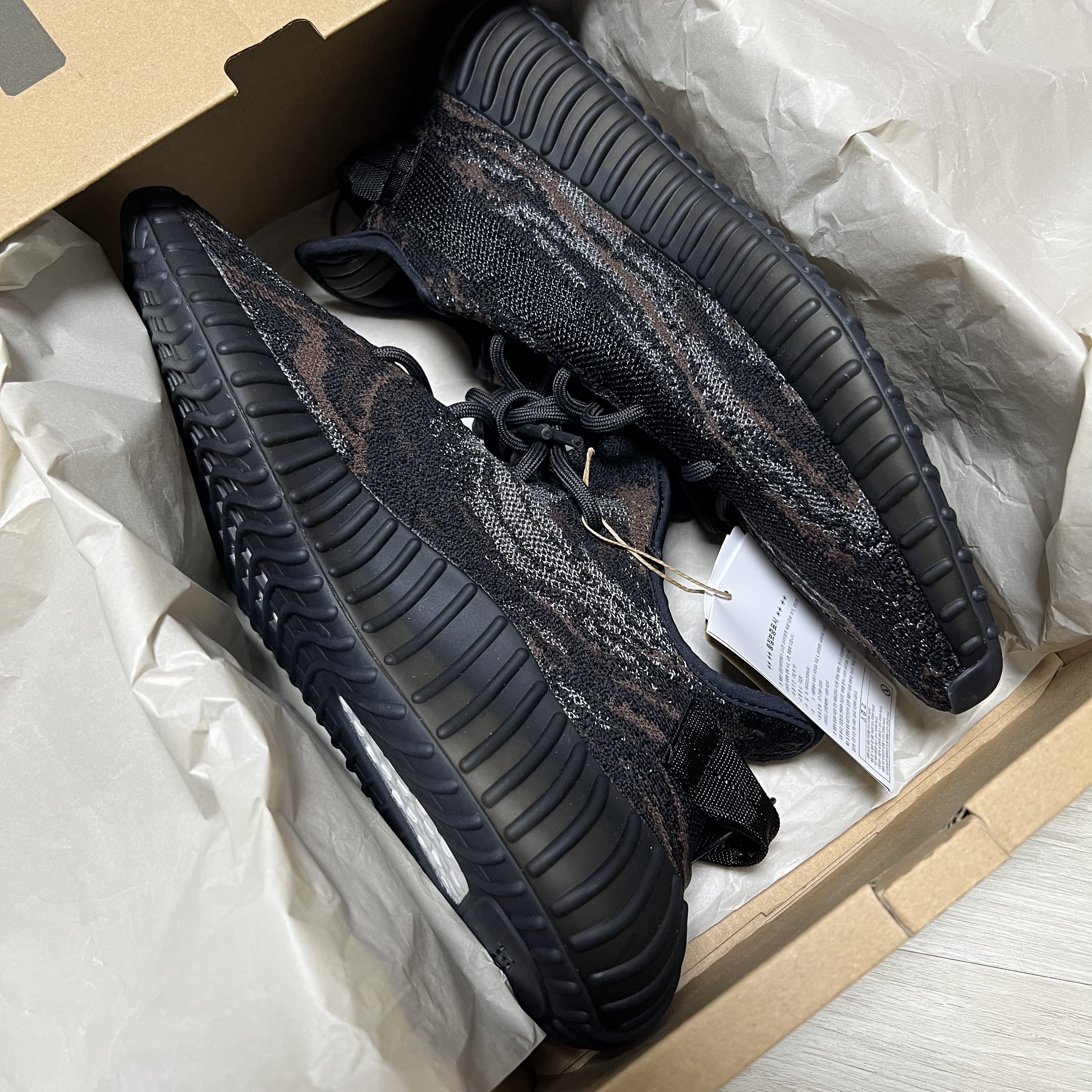 Adidas Yeezy Boost 350 V2 MX Rock 착용 스타일 - 3