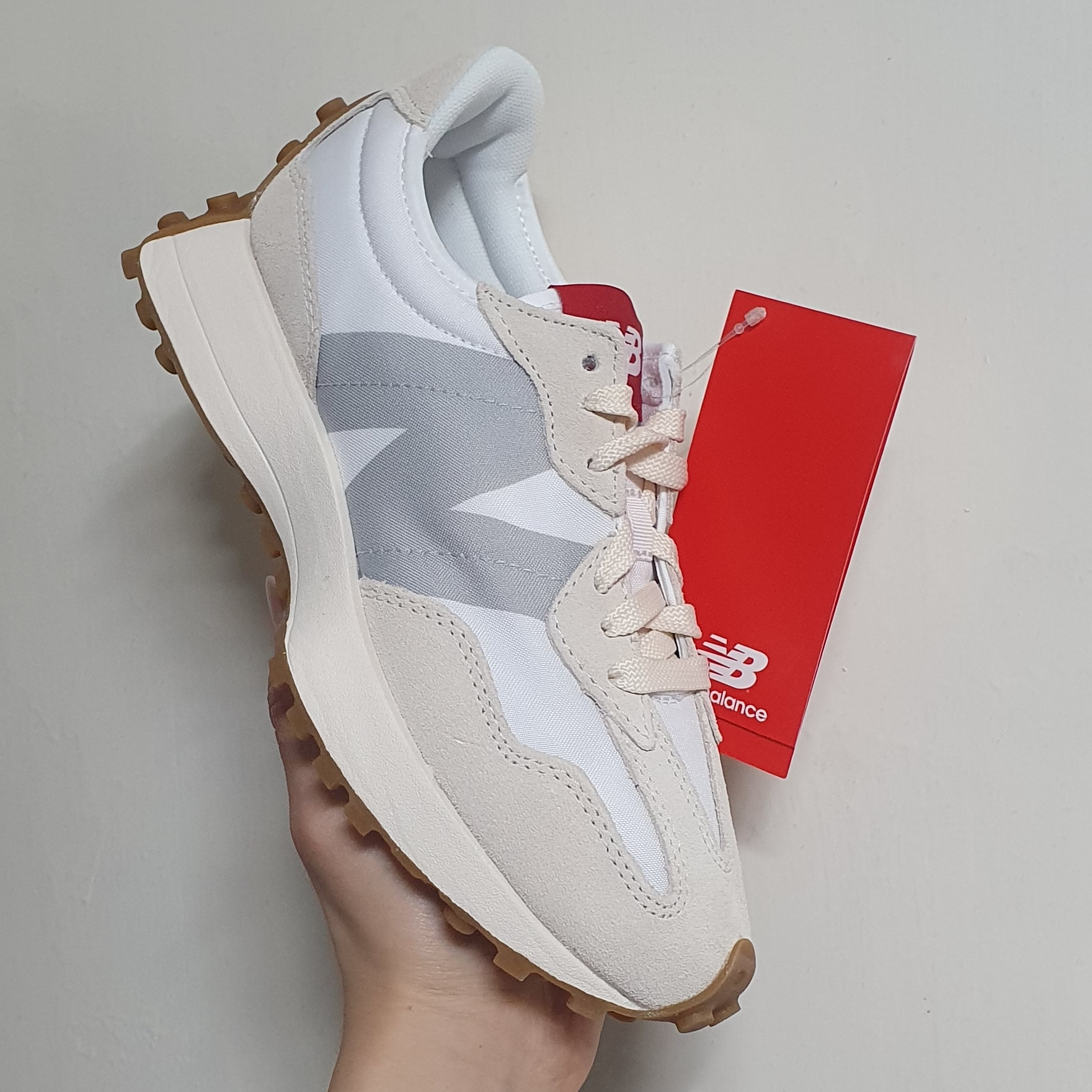 New Balance 327 White Silver Gum 착용 스타일
