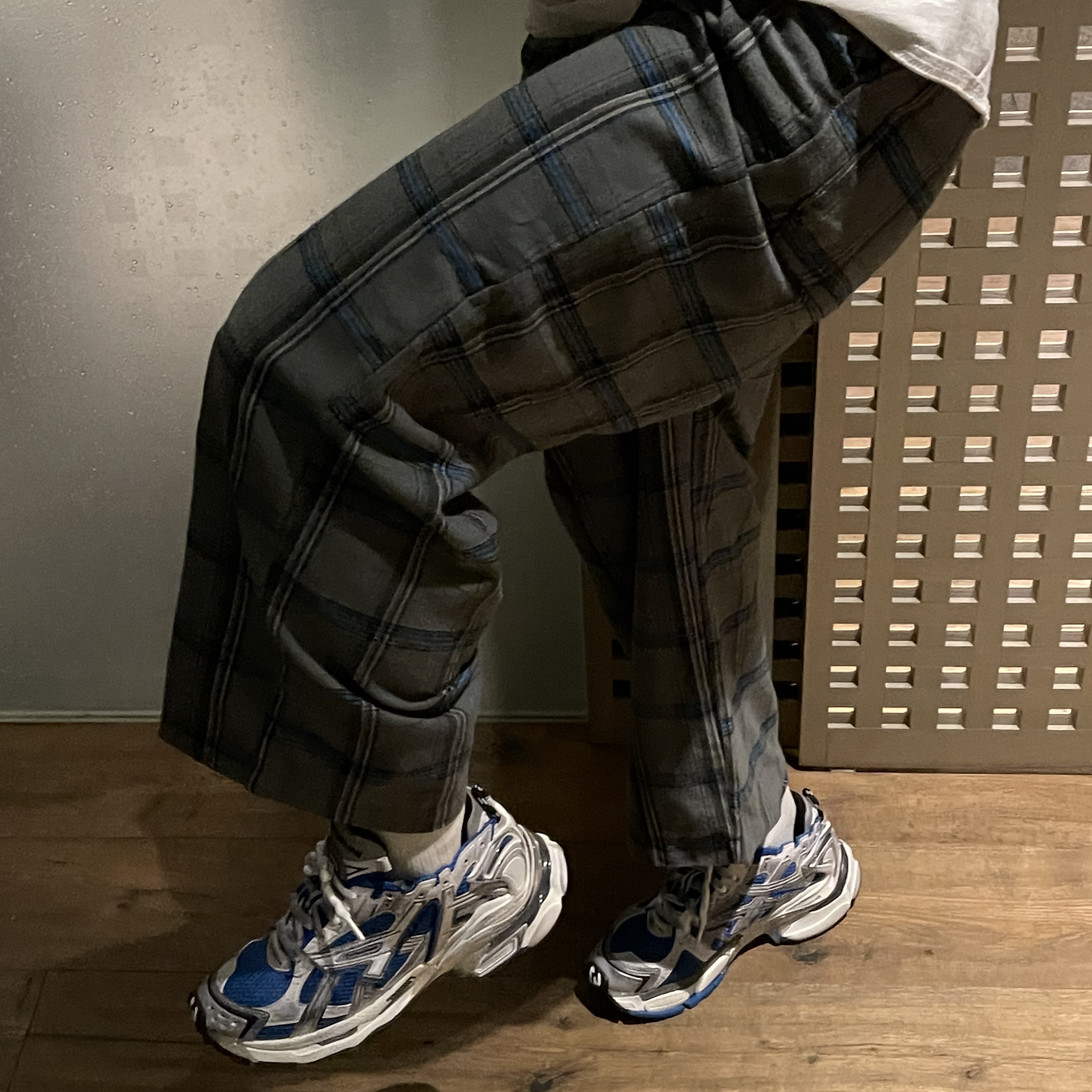 Balenciaga Runner Sneakers Blue White 착용 스타일 - 1